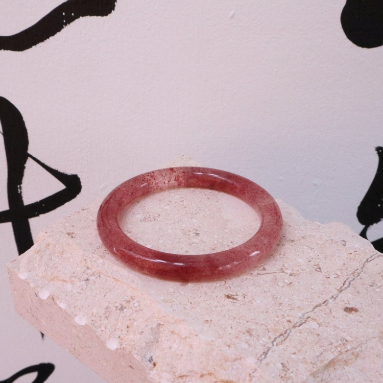 【天然石水晶手鐲】圈口尺寸52～53 新年包裝❤️冰種色濃彩虹閃片星光草莓晶