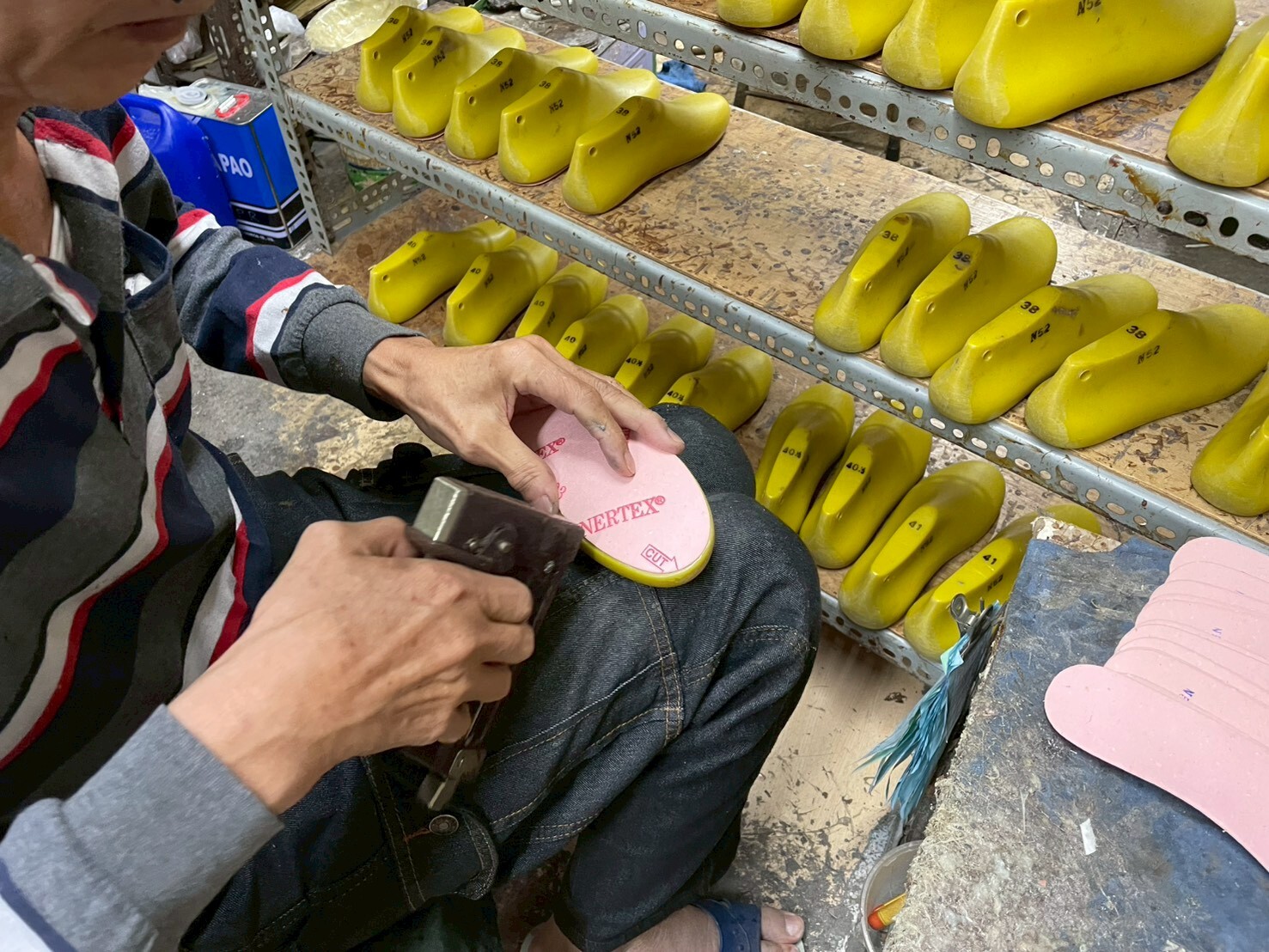 揭密手工製鞋最關鍵的攀鞋工序，老師傅憑藉手感經驗將真皮完美服貼於台灣寬楦頭上，確保 Sanly Joy 女鞋的包覆性與舒適度，是機器量產無法取代的工藝細節。