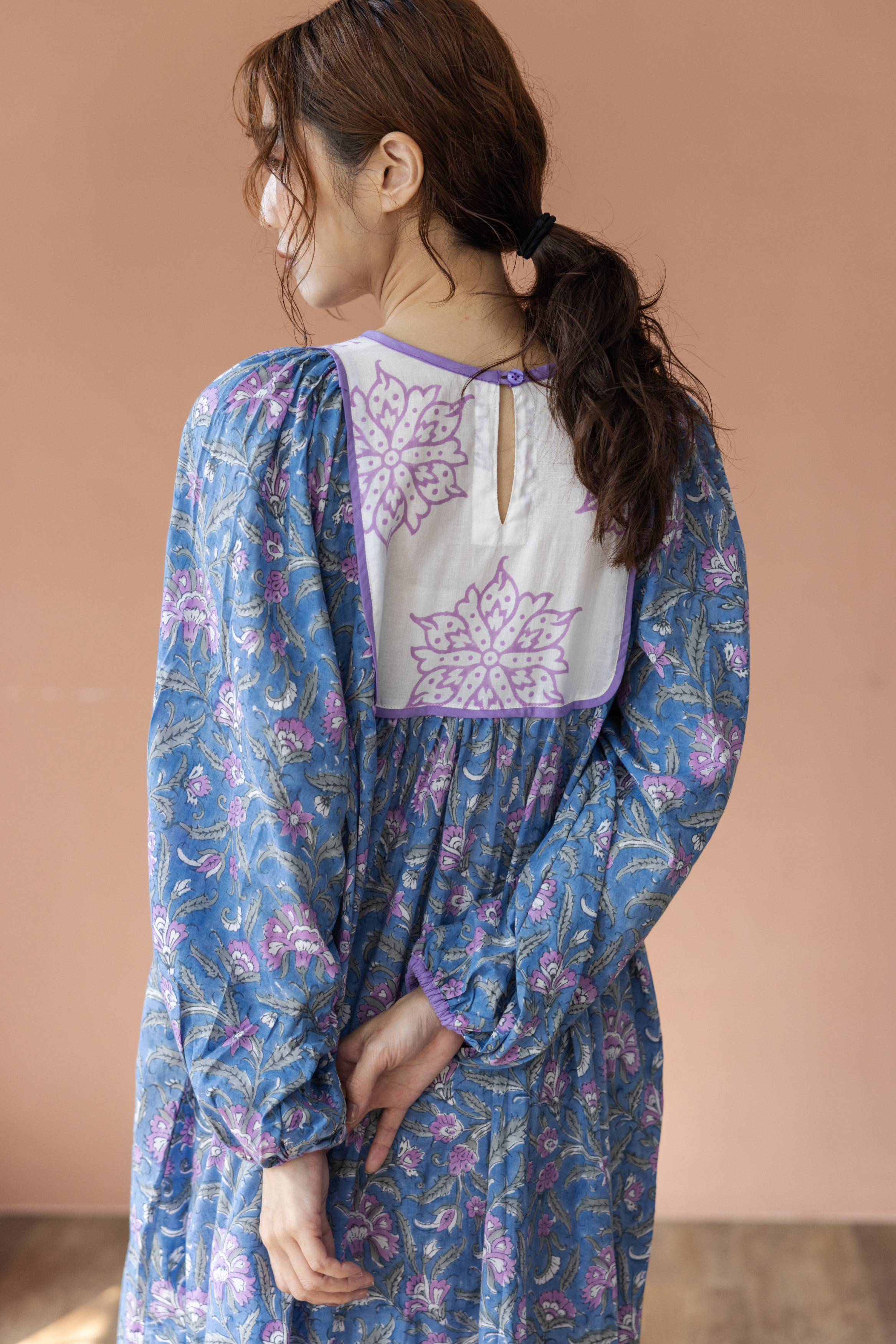 胸前拼接布長袖長洋裝_粉紫