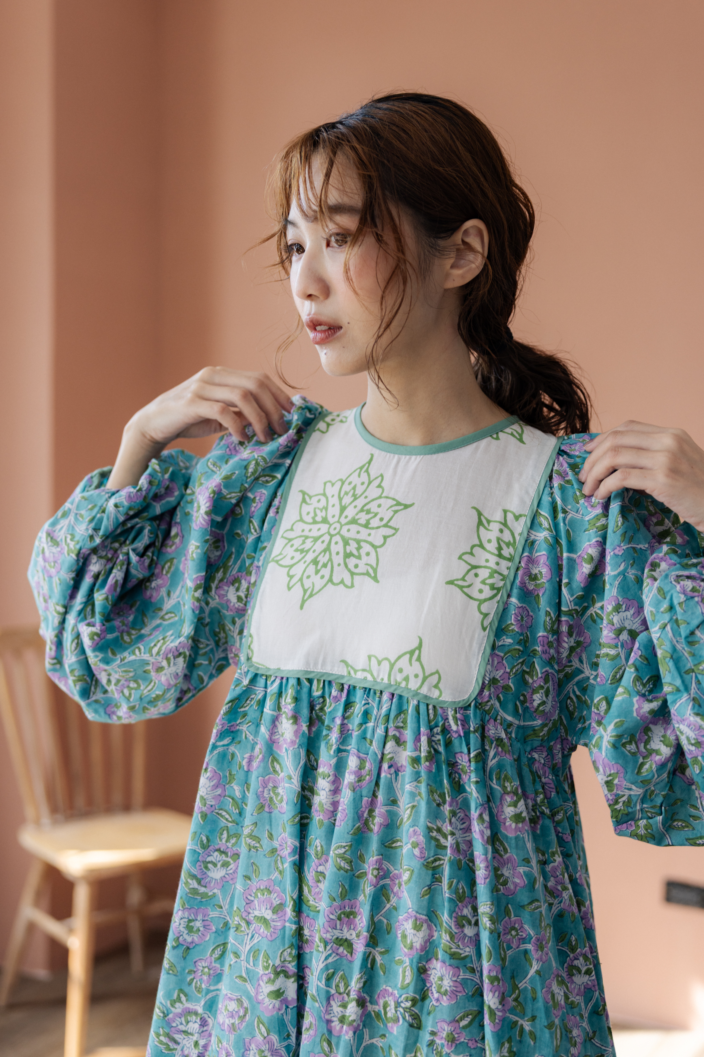 胸前拼接布長袖長洋裝_綠紫花