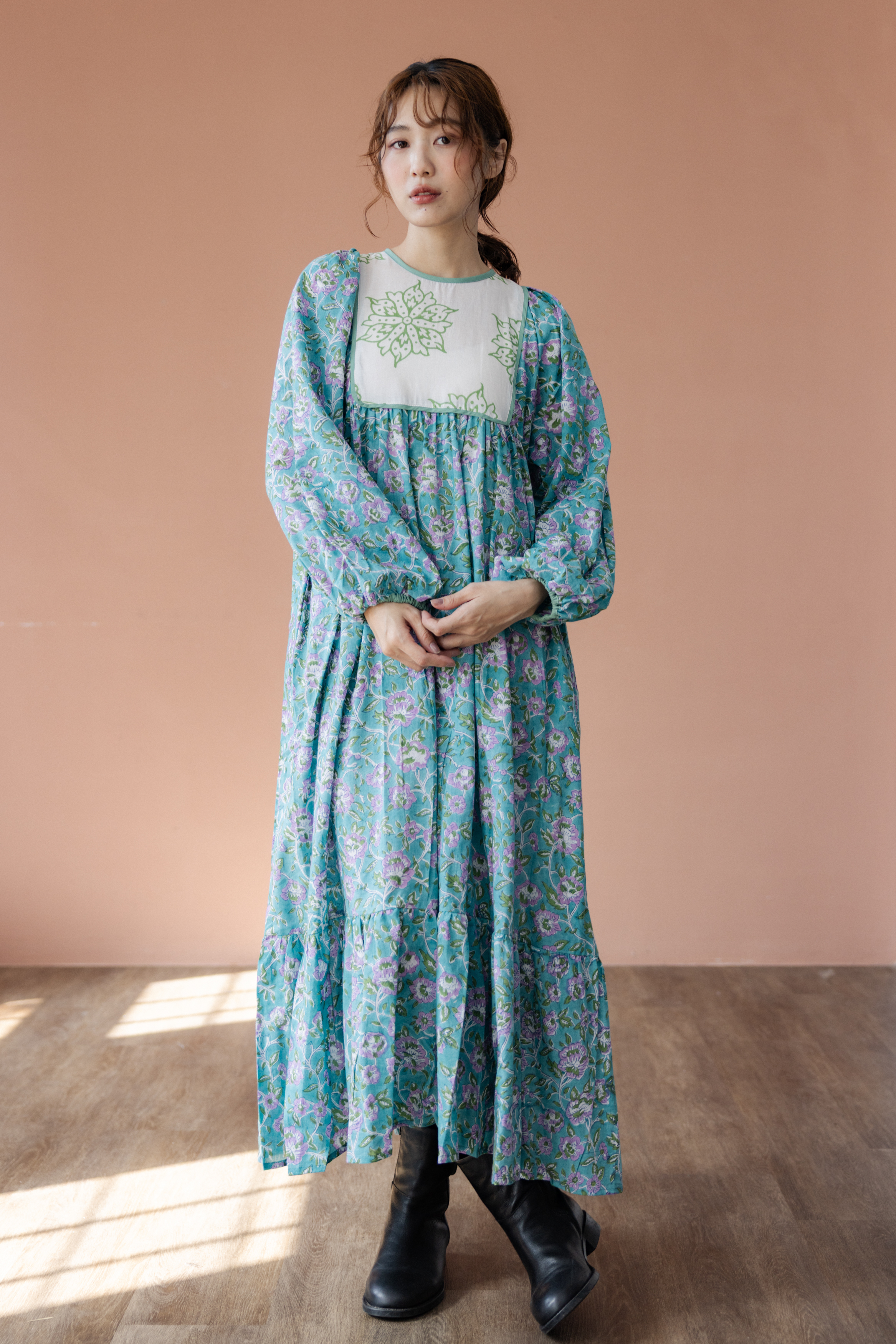 胸前拼接布長袖長洋裝_綠紫花