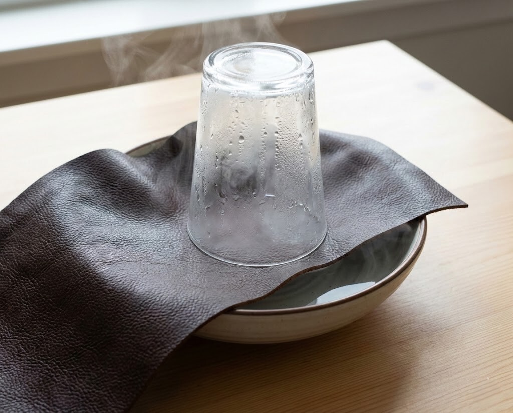 真皮透氣度實驗，證明 Sanly Joy 頭層牛皮具有天然毛細孔可排出濕氣，強調投資真皮鞋的長遠價值。