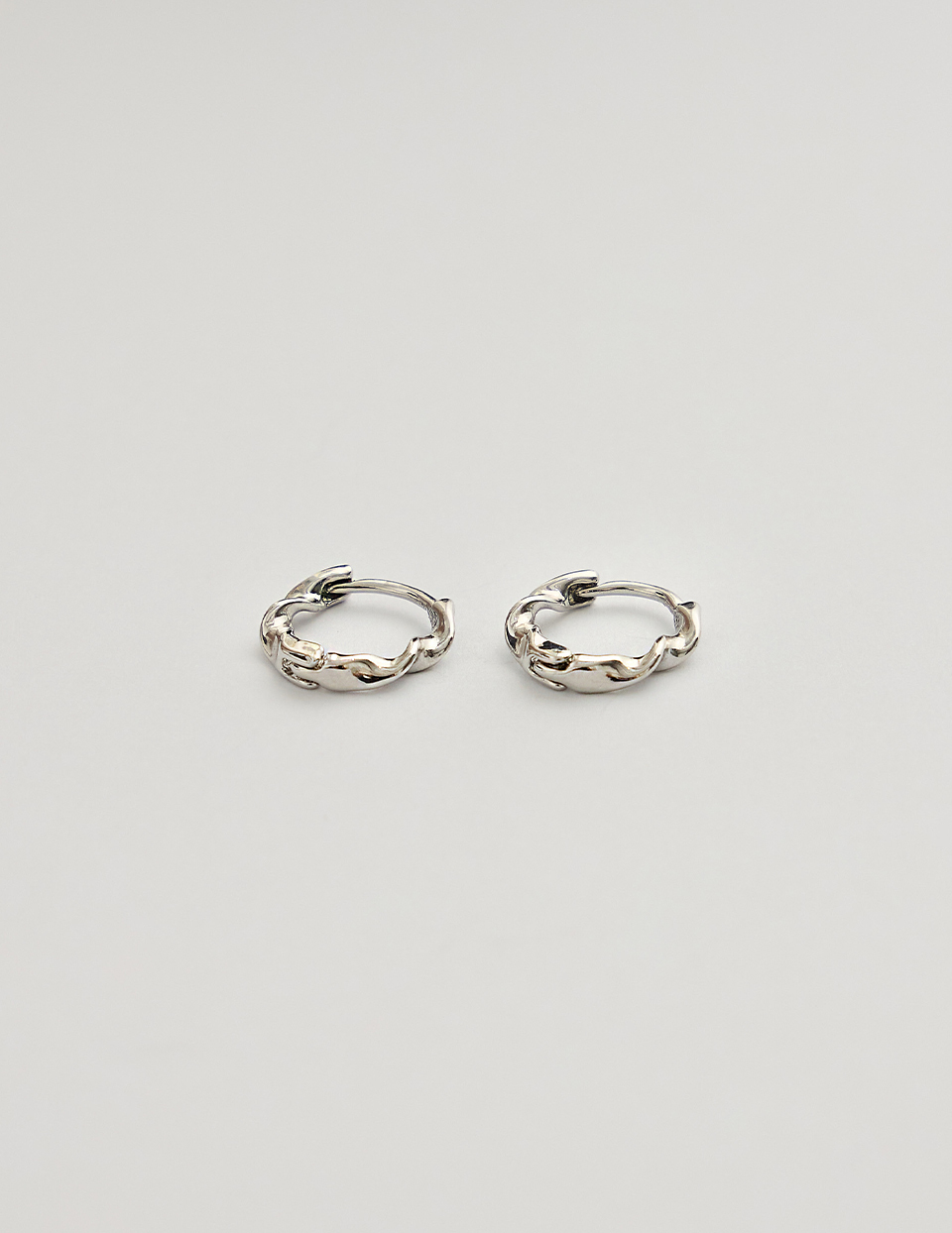 流動線條。針式耳環