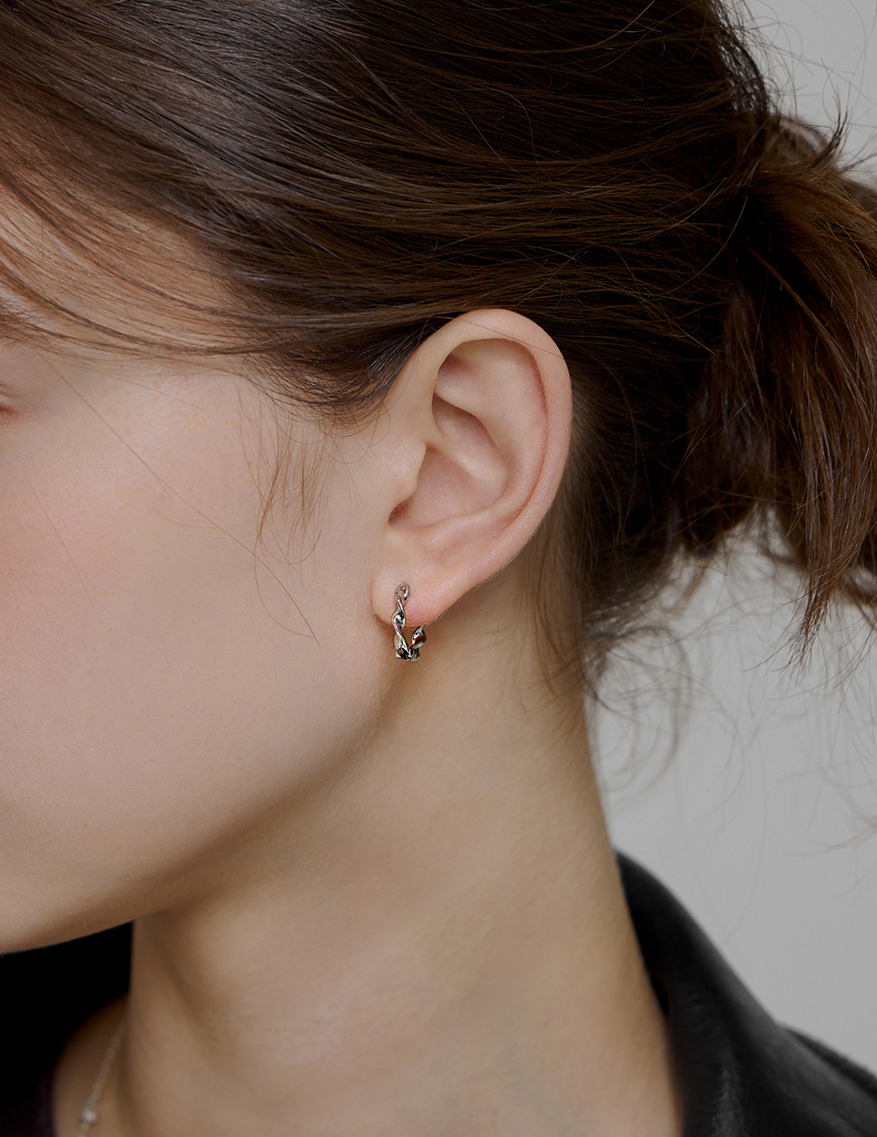 流動線條。針式耳環