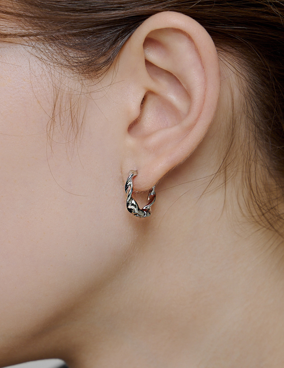 輕輕相繞。針式耳環