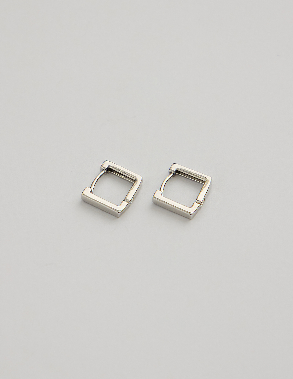 極簡方扣。針式耳環