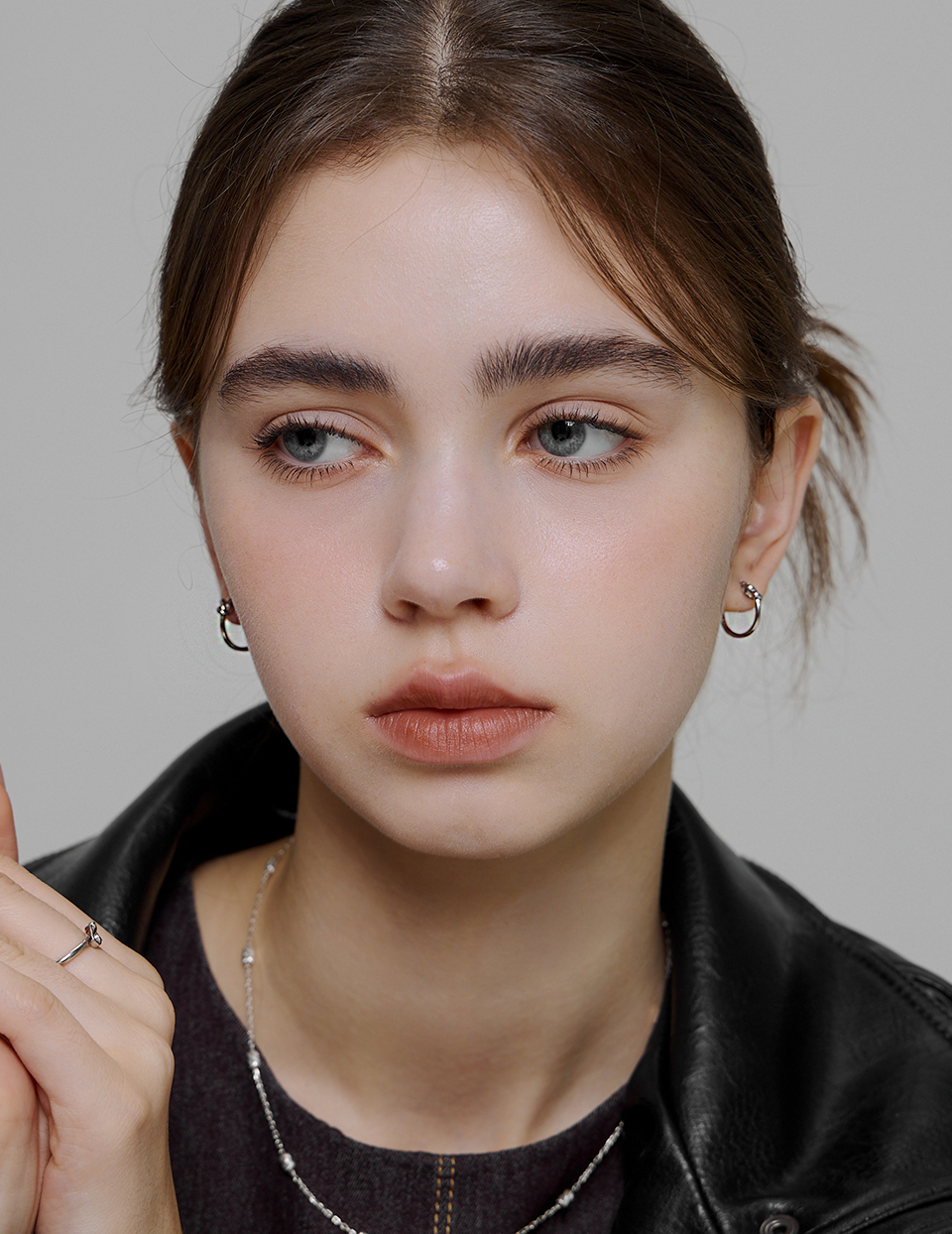 連結的圓。針式耳環