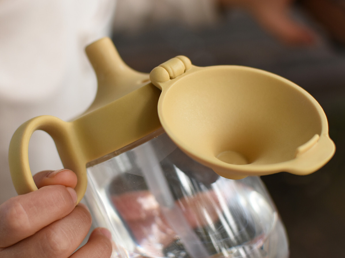 KINTO-BONBO 提把吸管杯，圓弧底不易殘留物積聚，讓小小孩們的日常餐桌創造有趣的回憶。