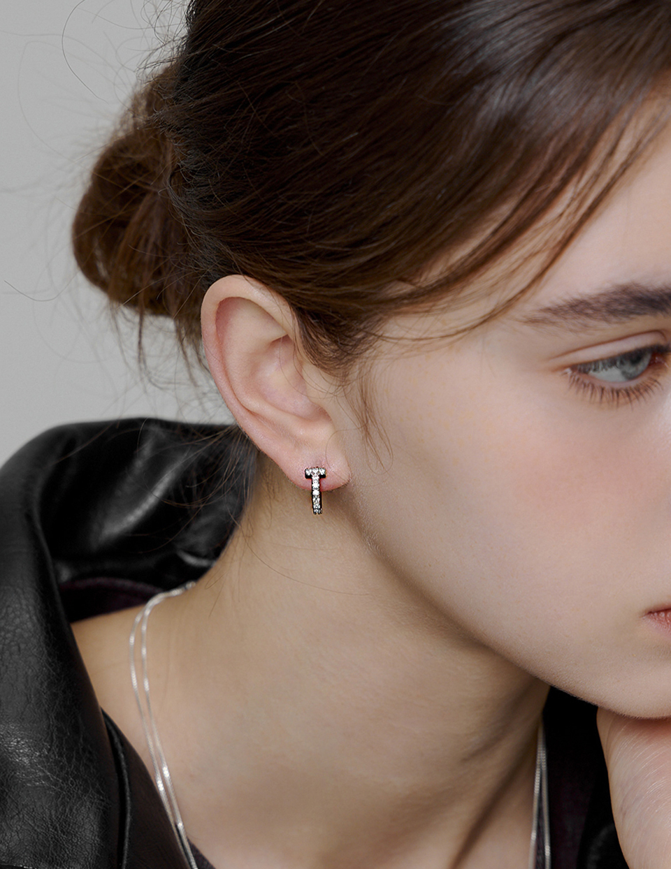 T字鋯石。針式耳環