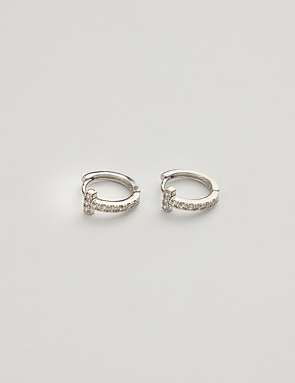 T字鋯石。針式耳環