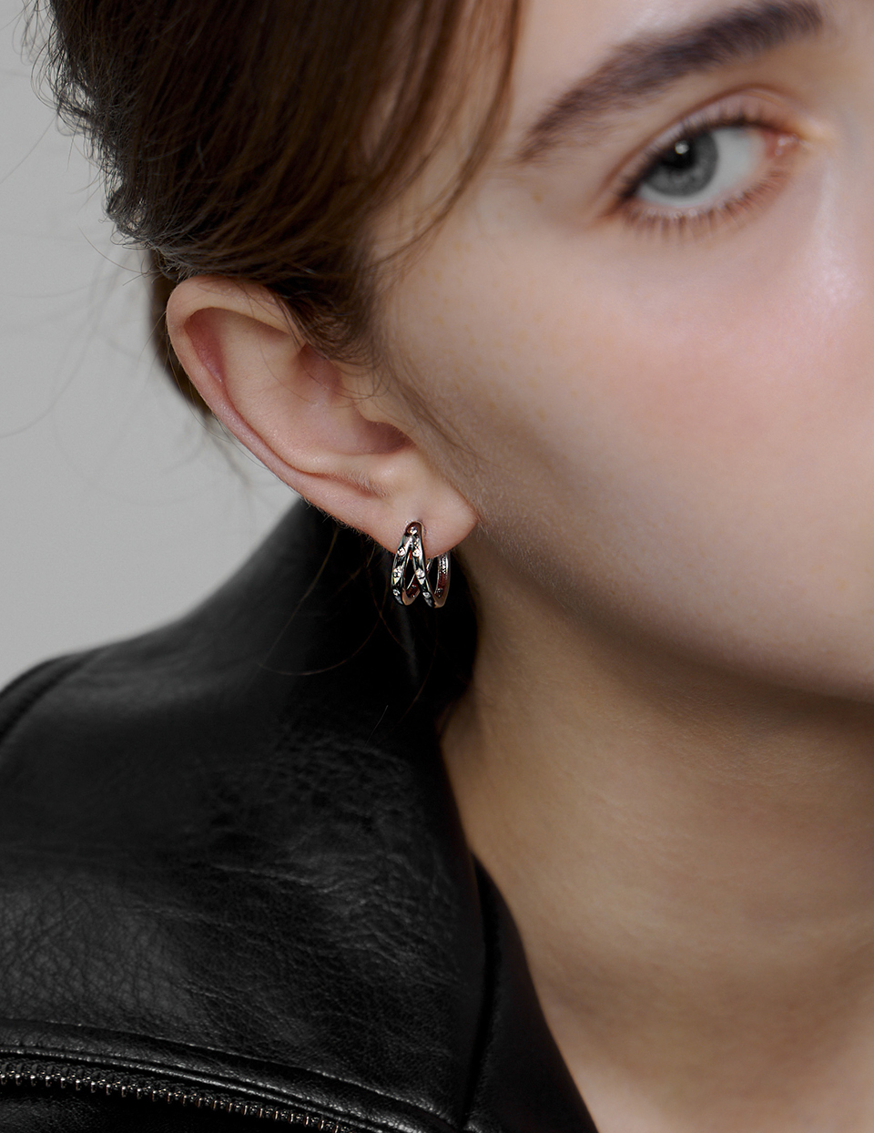 雙圈鋯石。針式耳環