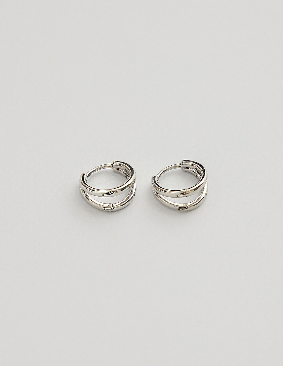 雙圈鋯石。針式耳環