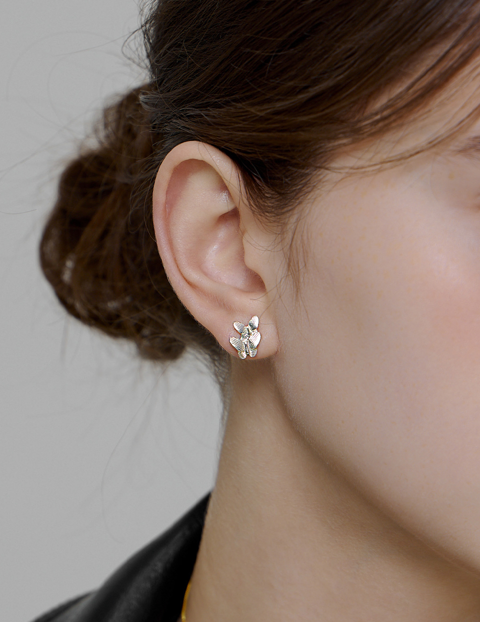 蝶影微光。針式耳環