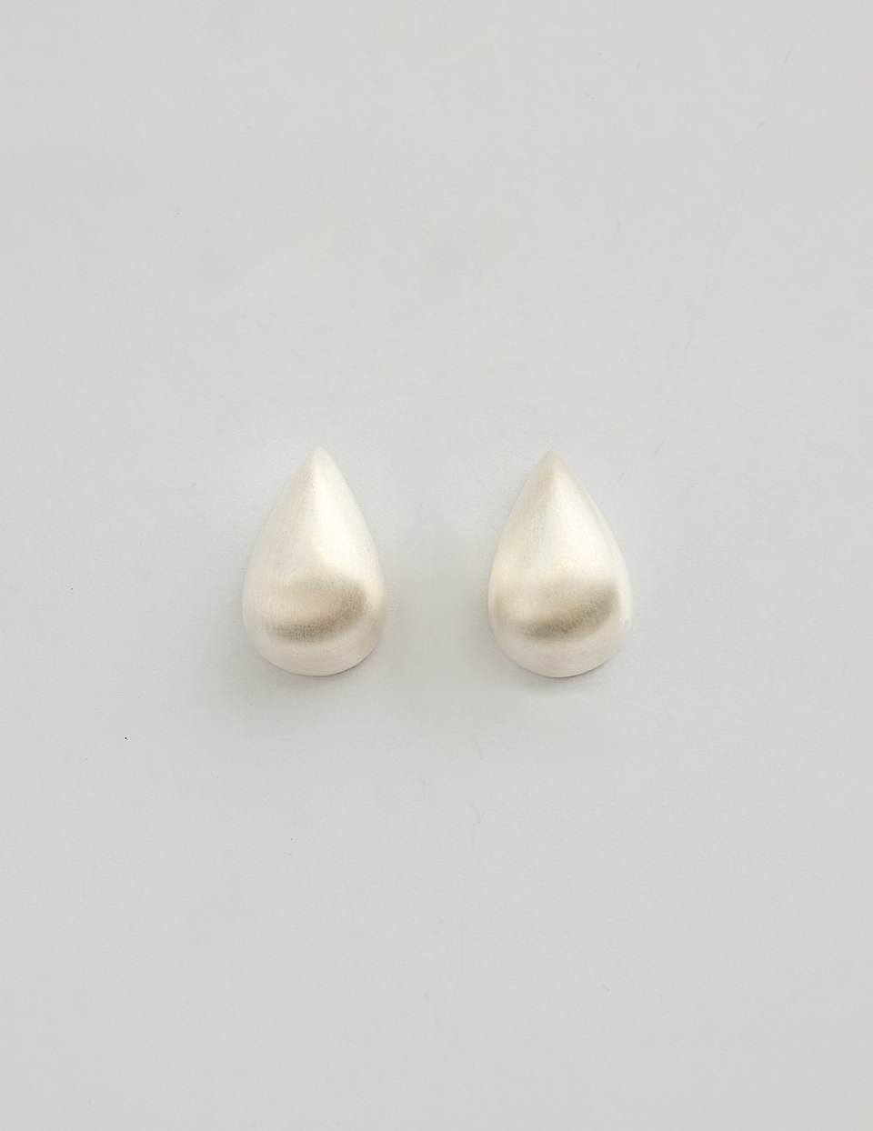 磨砂感水滴。針式耳環