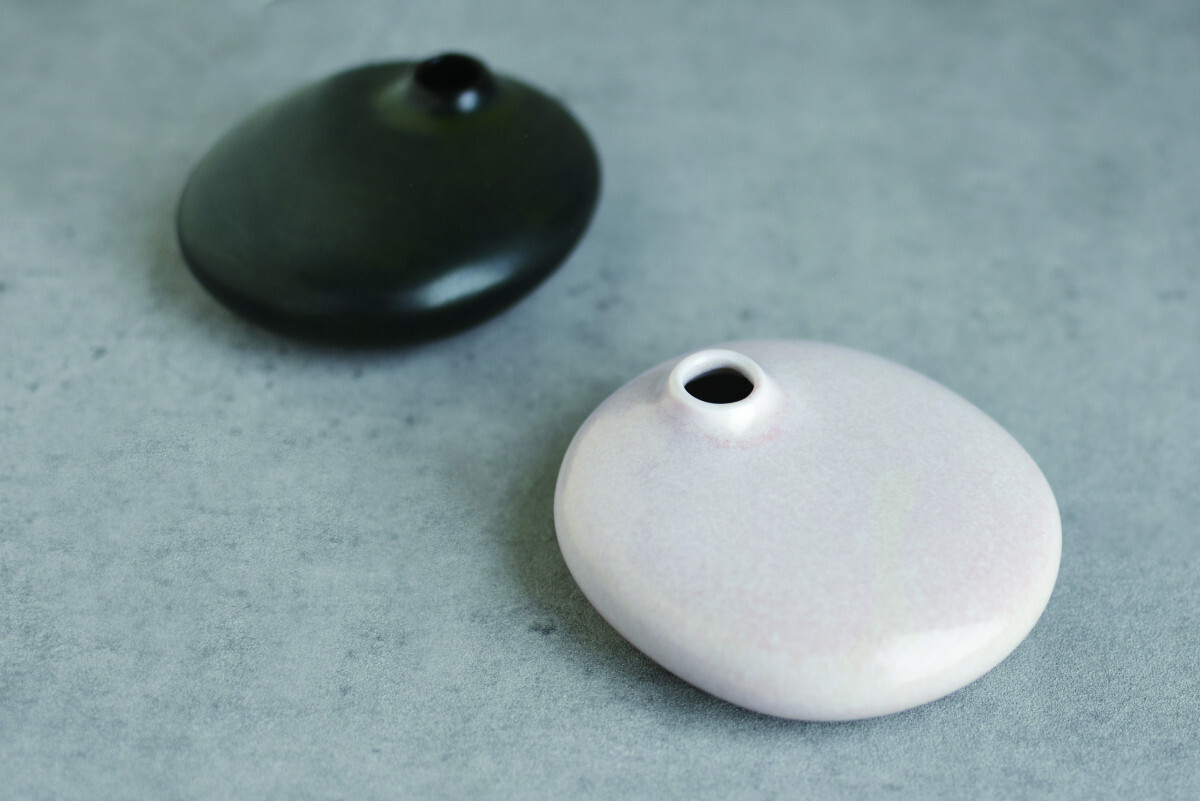 KINTO-SACCO 陶瓷造型花瓶,小巧的口徑適合插花擺放裝飾家中。