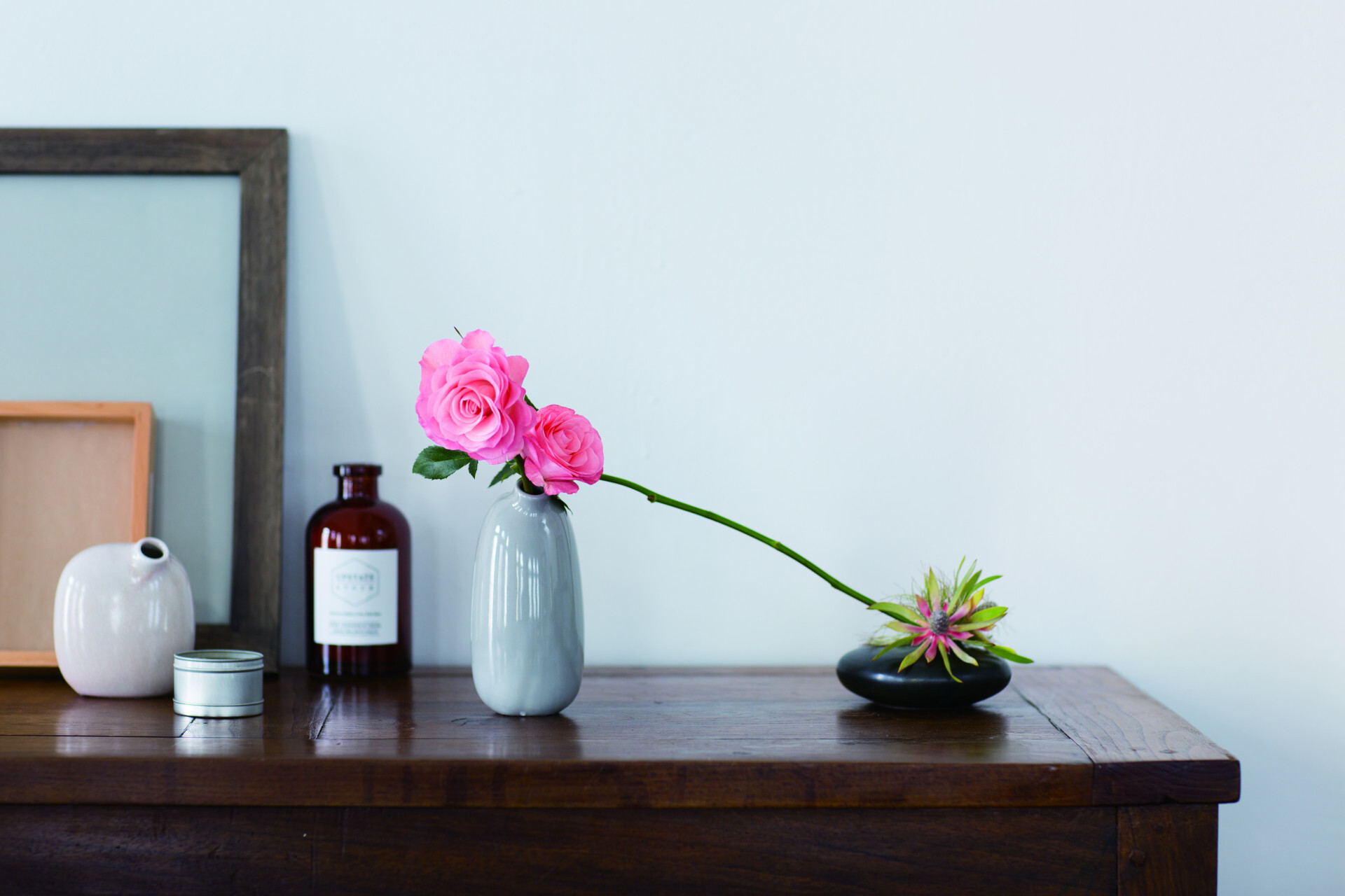 KINTO-SACCO 陶瓷造型花瓶,斜口設計使每株植物的生命力更突顯出獨特性