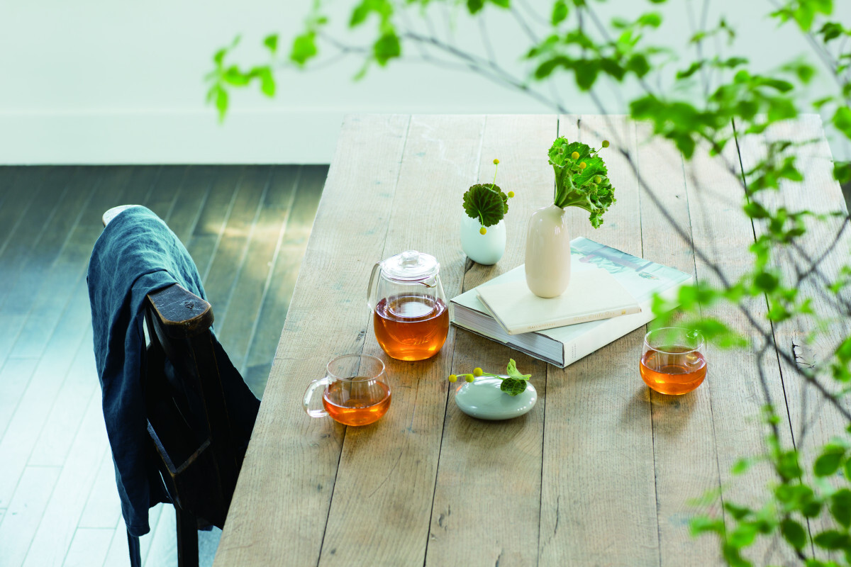 KINTO-SACCO 陶瓷造型花瓶，使植物的生命力更顯出獨特性，隨意為自己的空間來點俏皮的綠意。