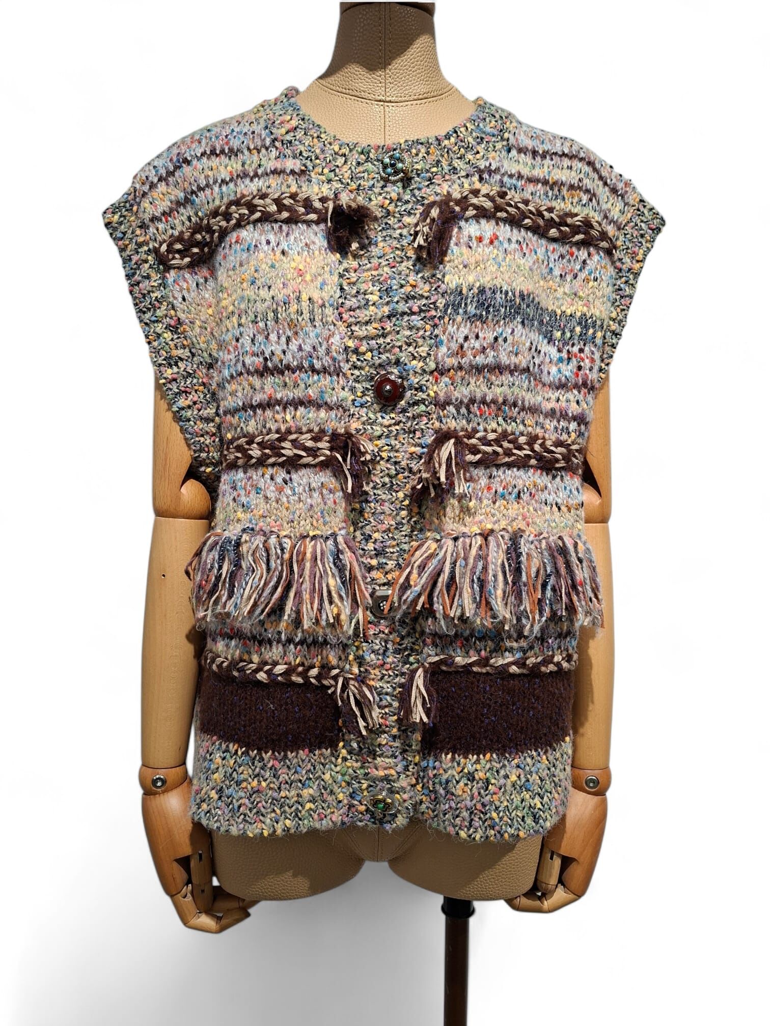 辮子蘇蘇間混鈕冷背心（預購產品）