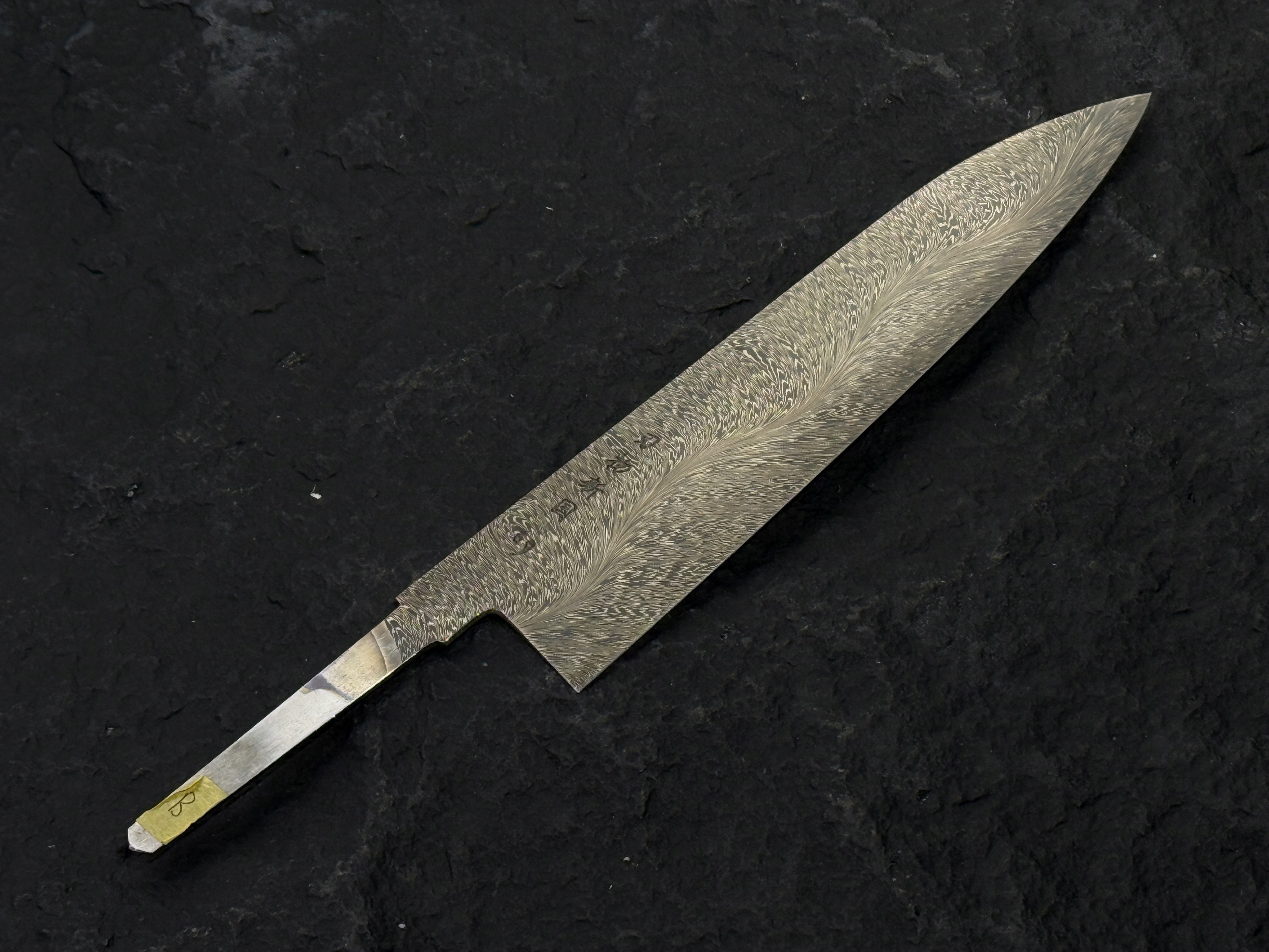 (B) 新国 1084+15N20 羽毛大馬士革鋼 牛刀