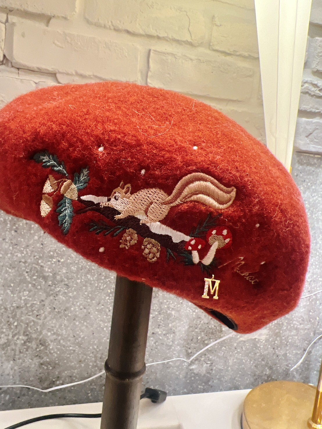 0114隱藏款。MUCHAT手作刺繡松鼠毛呢貝蕾帽 (磚紅)
