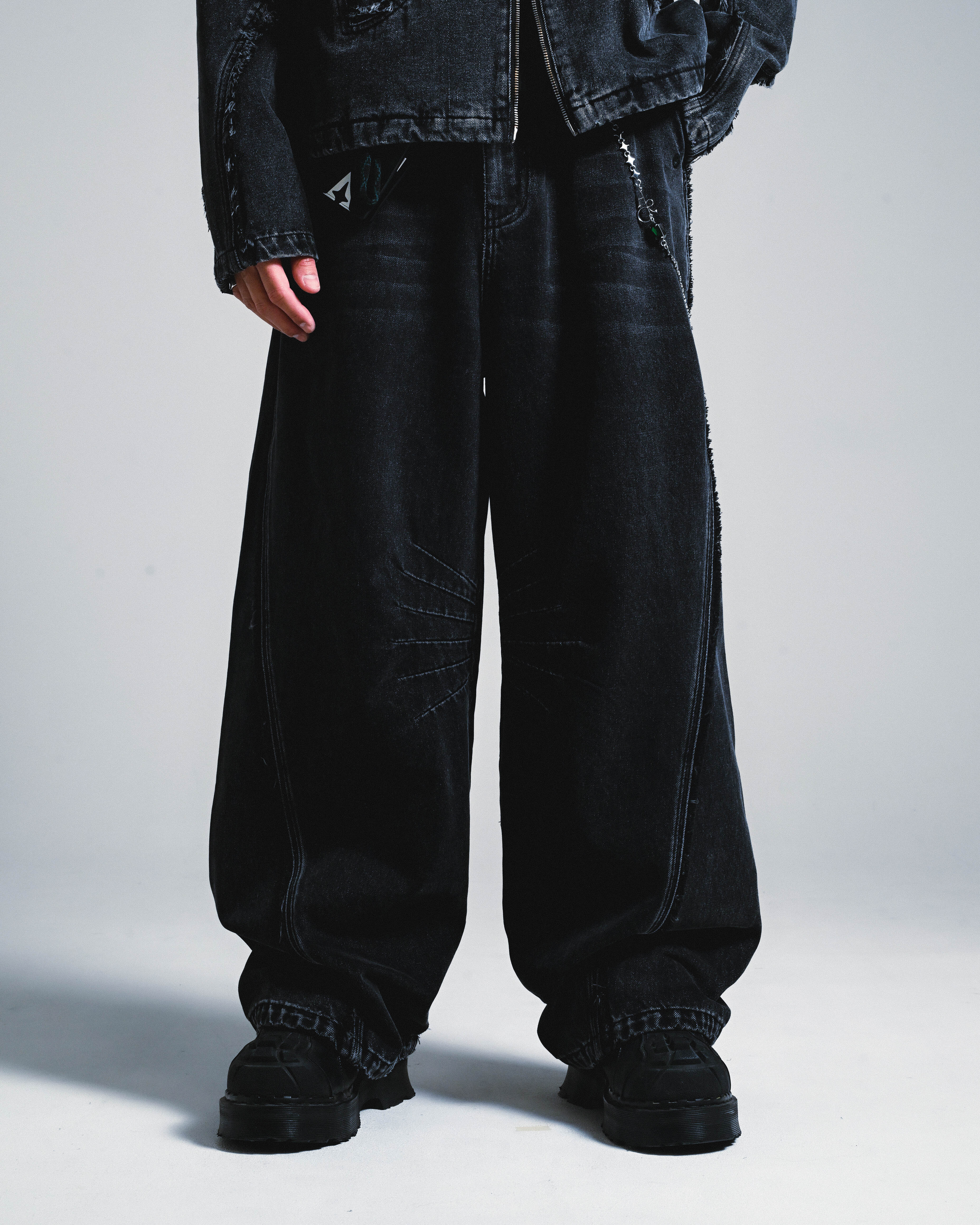 SPLICED RAW EDGE BAGGY JEANS - WASHED BLACK