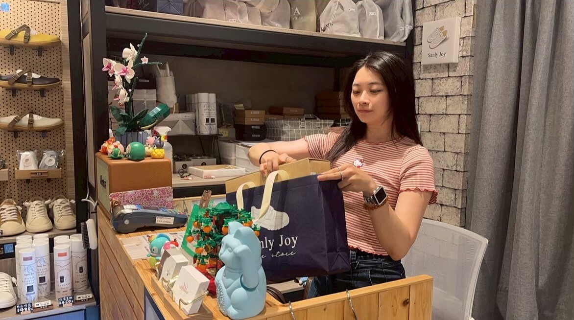 顧客在 Sanly Joy 高雄門市享受滿意的購物體驗，透過實體試穿與專業服務找到合腳的真皮女鞋，強調門市能解決網購無法提供的尺寸微調與色差確認，是寬腳女生必訪的購鞋聖地。