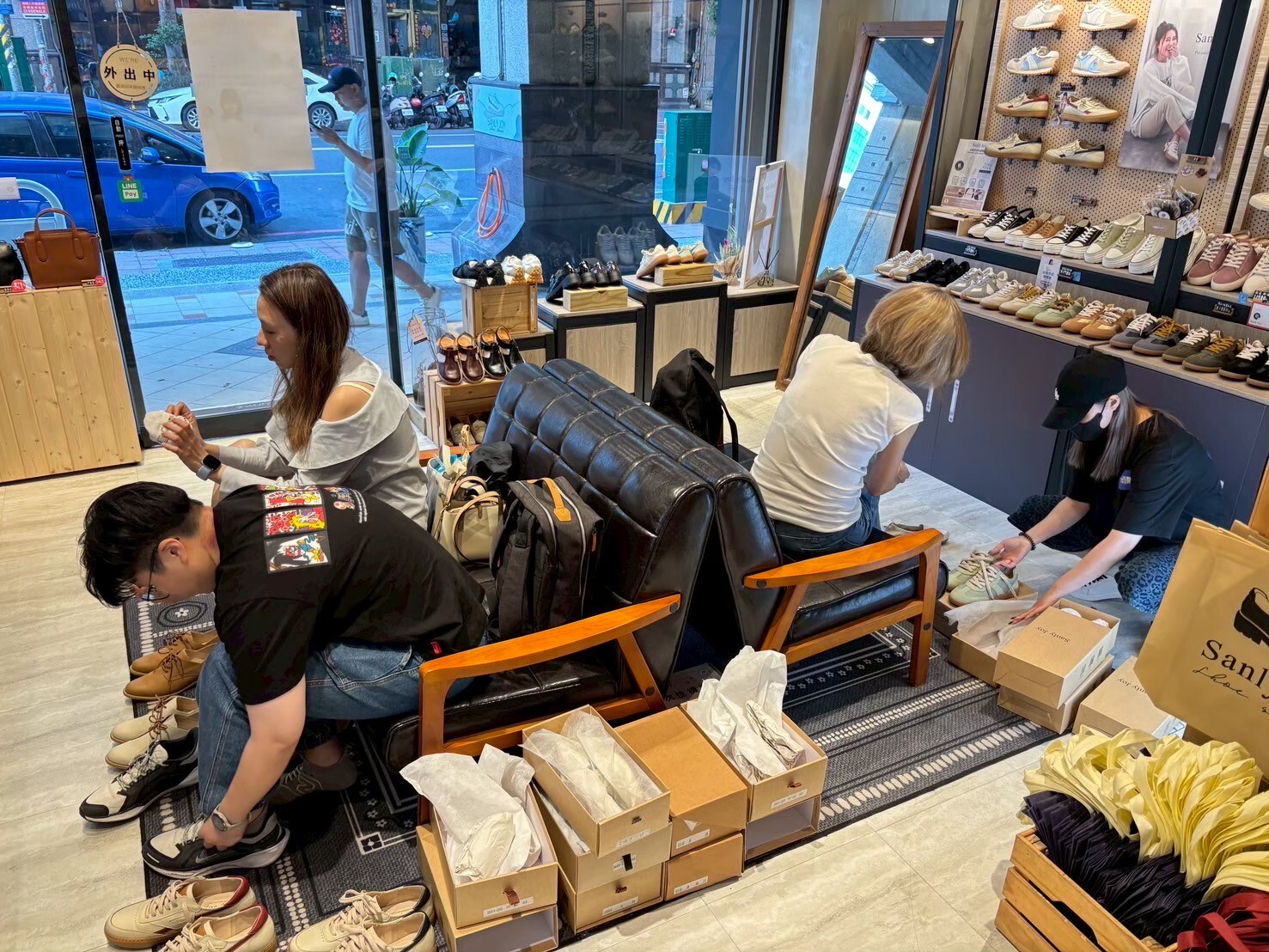 Sanly Joy 高雄門市擁有齊全的寬楦女鞋現貨，提供舒適明亮的試穿空間與全身鏡，讓消費者現場比對德訓鞋顏色與材質，解決網購色差疑慮，體驗零風險購物。