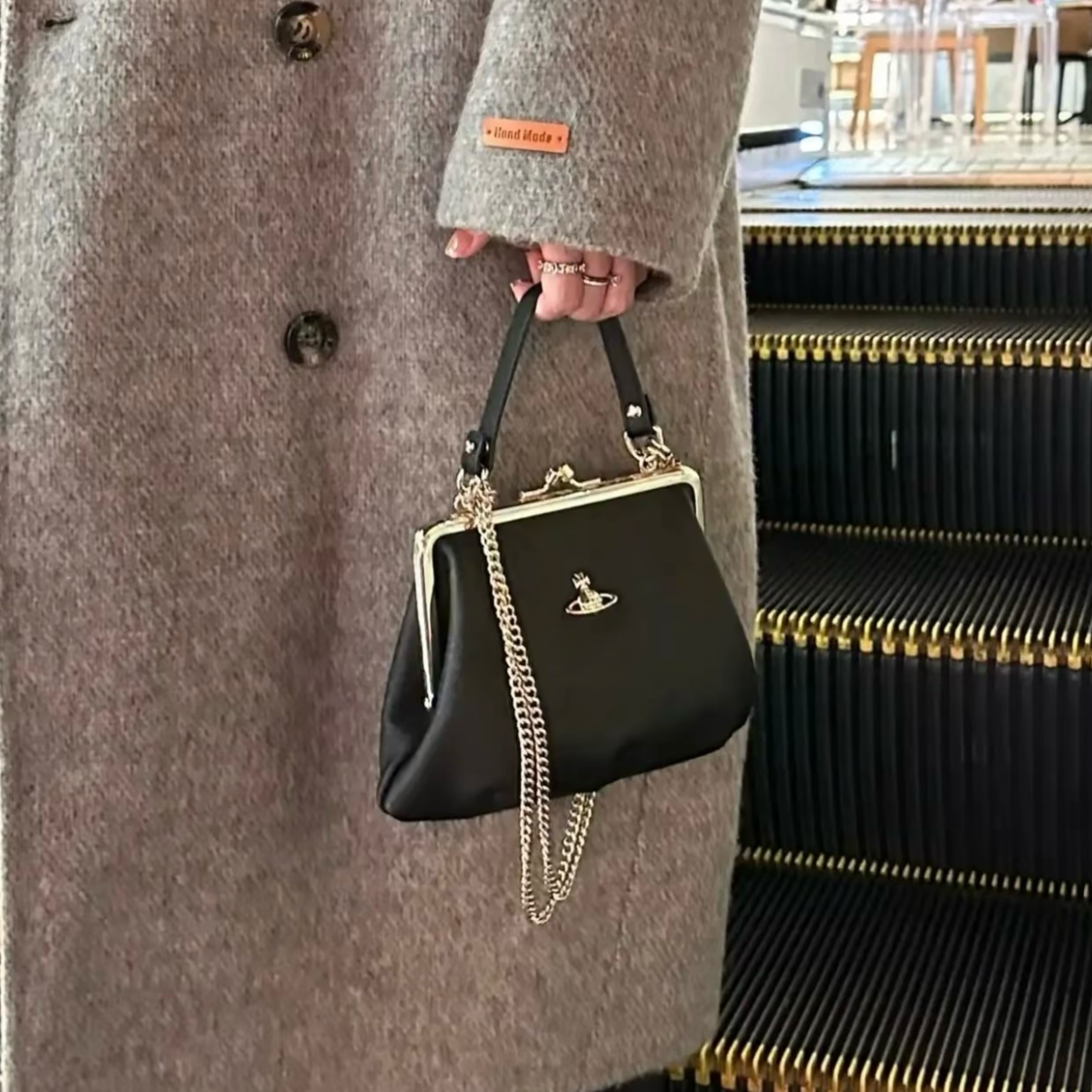 VIVIENNE WESTWOOD 西太后 黑淺金 餃子包（52020003L001NN402）