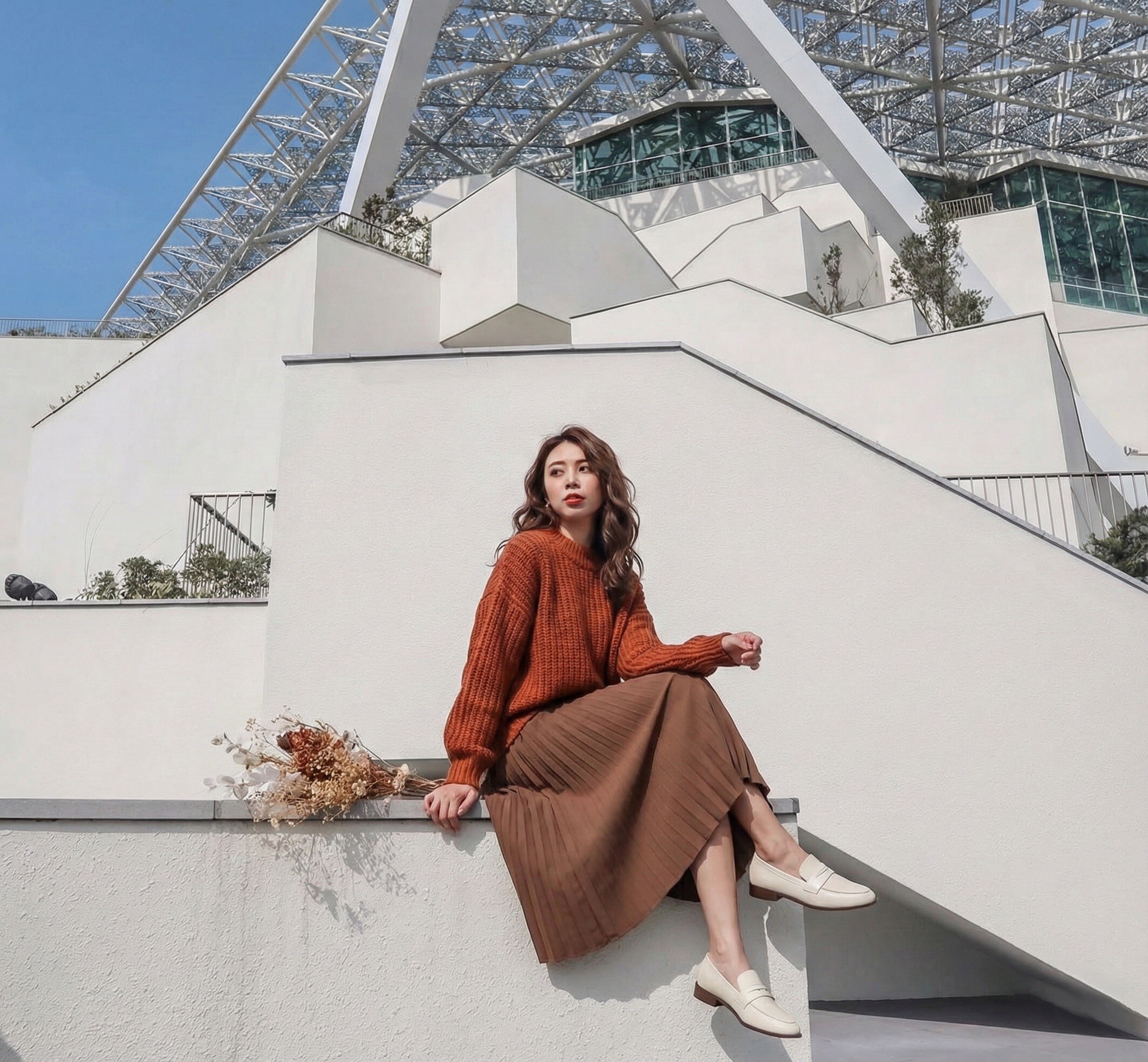 台南美術館穿搭推薦 Sanly Joy 真皮樂福鞋，復古知性風格與古蹟建築完美融合，搭配柔軟豚皮內裡久站逛展不累，是文青女孩來台南旅遊必備的好看好走鞋。