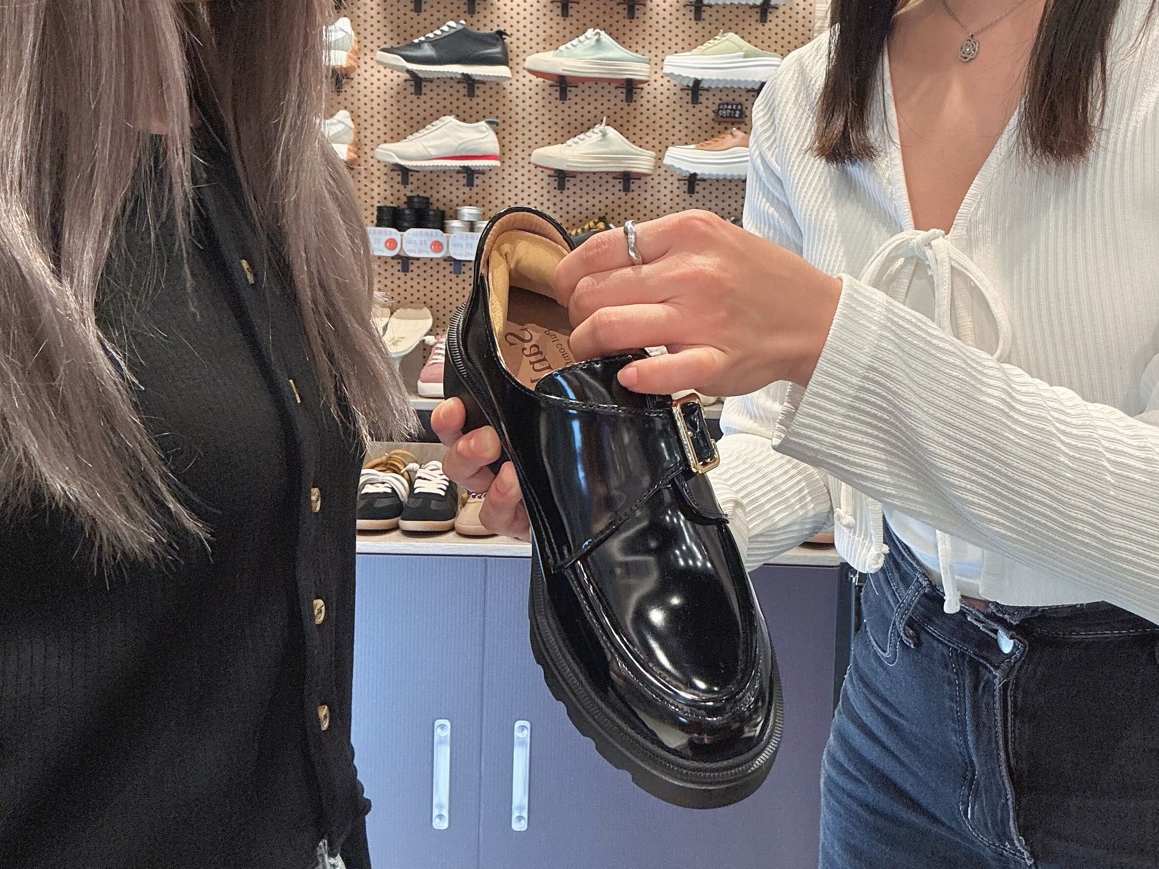 Sanly Joy 實體門市限定的鞋墊調整服務，店員現場教學如何使用半墊與後跟貼解決大小腳或掉跟問題，提供客製化寬楦諮詢，確保每雙真皮女鞋都能達到 100% 合腳舒適。
