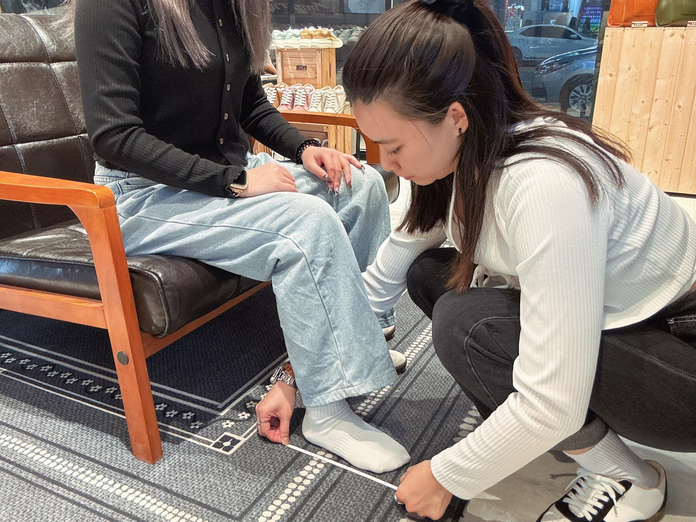 Sanly Joy 高雄瑞豐門市提供的專業寬腳測量服務，店員協助測量腳長、腳寬與評估拇指外翻程度，為消費者進行足型分析，精準推薦適合的台灣寬楦女鞋。