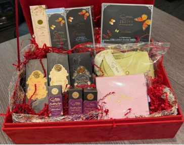 TR010 Silllk 新年幸運之選美肌套裝(魔法再生面部護理精油+瞬間緊緻保濕精華（雞尾酒精華）+多肽煥活保濕精華+大馬士革玫瑰花露噴霧+迷人瀅目眼部護理精油+凝亮活膚膠原手部護理套裝(手霜+手精華+手膜 )+Silllk 手提包"