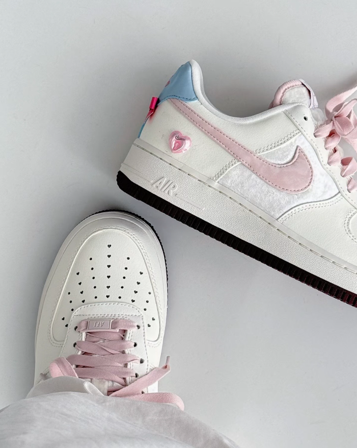 NIKE AIR FORCE 1 AF1 2026年 情人節限定 奶油色 櫻花粉 寶寶藍 粉紫 天鵝絨  愛心鎖 蝴蝶結 女鞋 IQ4937-161