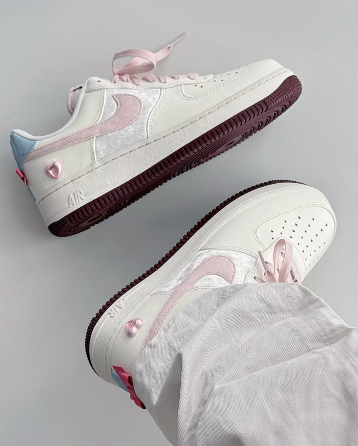 NIKE AIR FORCE 1 AF1 2026年 情人節限定 奶油色 櫻花粉 寶寶藍 粉紫 天鵝絨  愛心鎖 蝴蝶結 女鞋 IQ4937-161