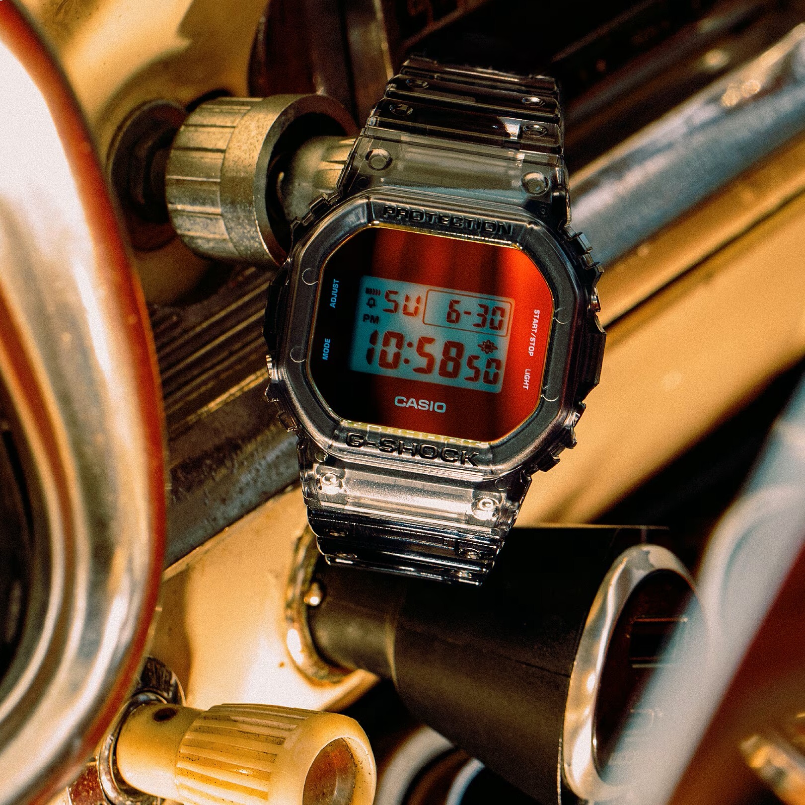 【CASIO 卡西歐】 G-SHOCK 特殊的蒸鍍處理能夠反射出多種光線色調 耐衝擊 電子錶 DW-5600TLS-8