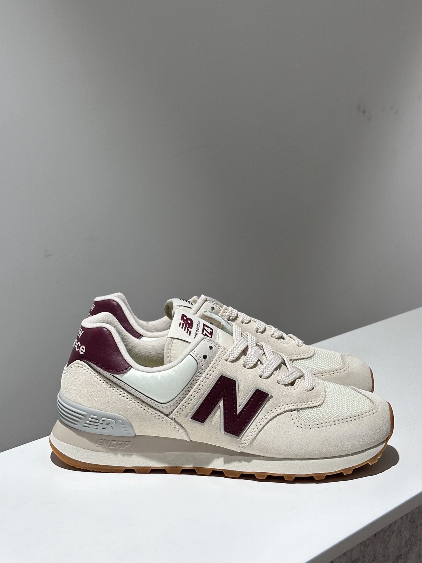 代購-New Balance NB 574 復古麂皮 皮革 防水透氣 低幫跑鞋 女款 米白酒紅色 WL574RCF
