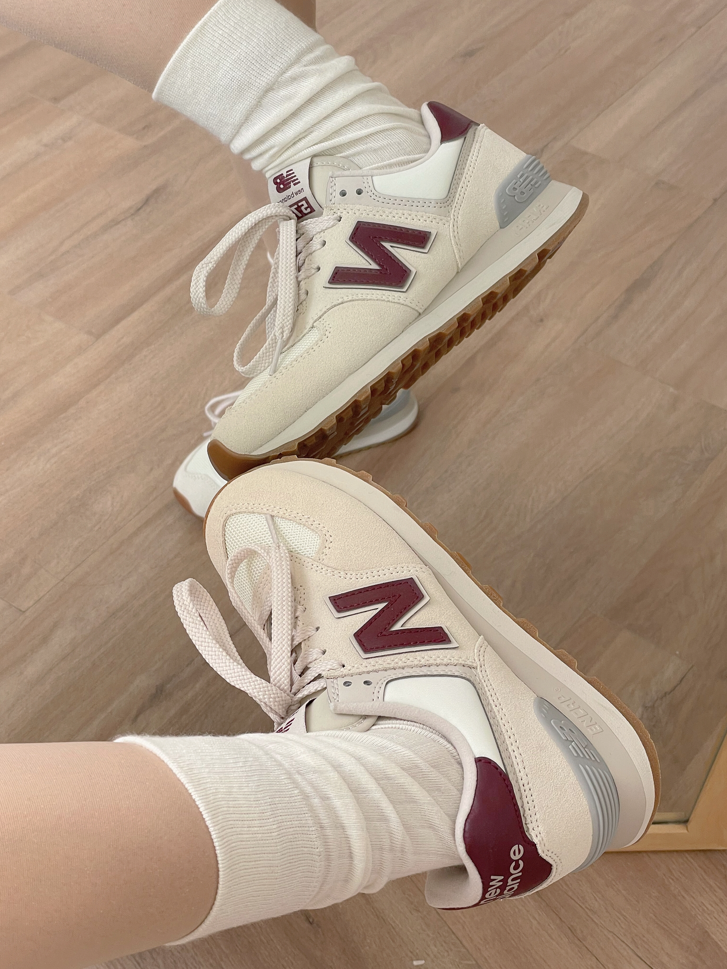 代購-New Balance NB 574 復古麂皮 皮革 防水透氣 低幫跑鞋 女款 米白酒紅色 WL574RCF
