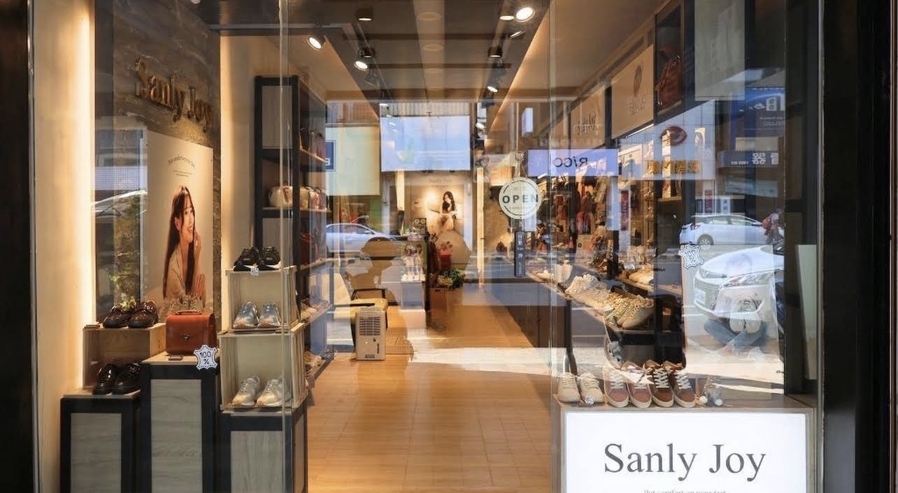 Sanly Joy 台南中正路旗艦店內部實景，展示全台最齊全的台灣製真皮女鞋現貨，包含熱銷德訓鞋與隱藏版零碼特賣區，是台南旅遊必逛的在地手工鞋名店。