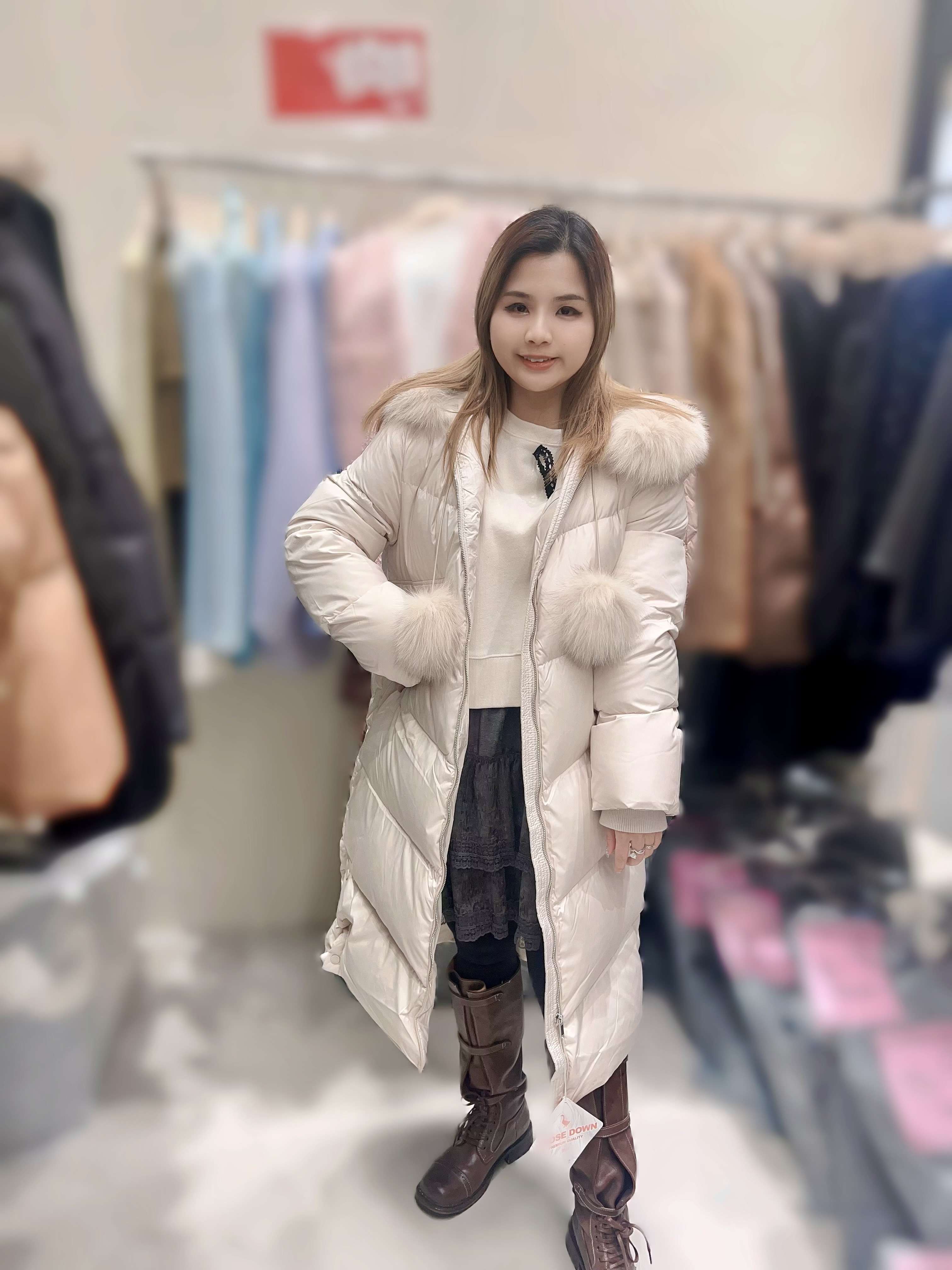 ME08   珍珠白毛毛波長身羽絨   胸 46  長 37.5   $1899 (一口價)