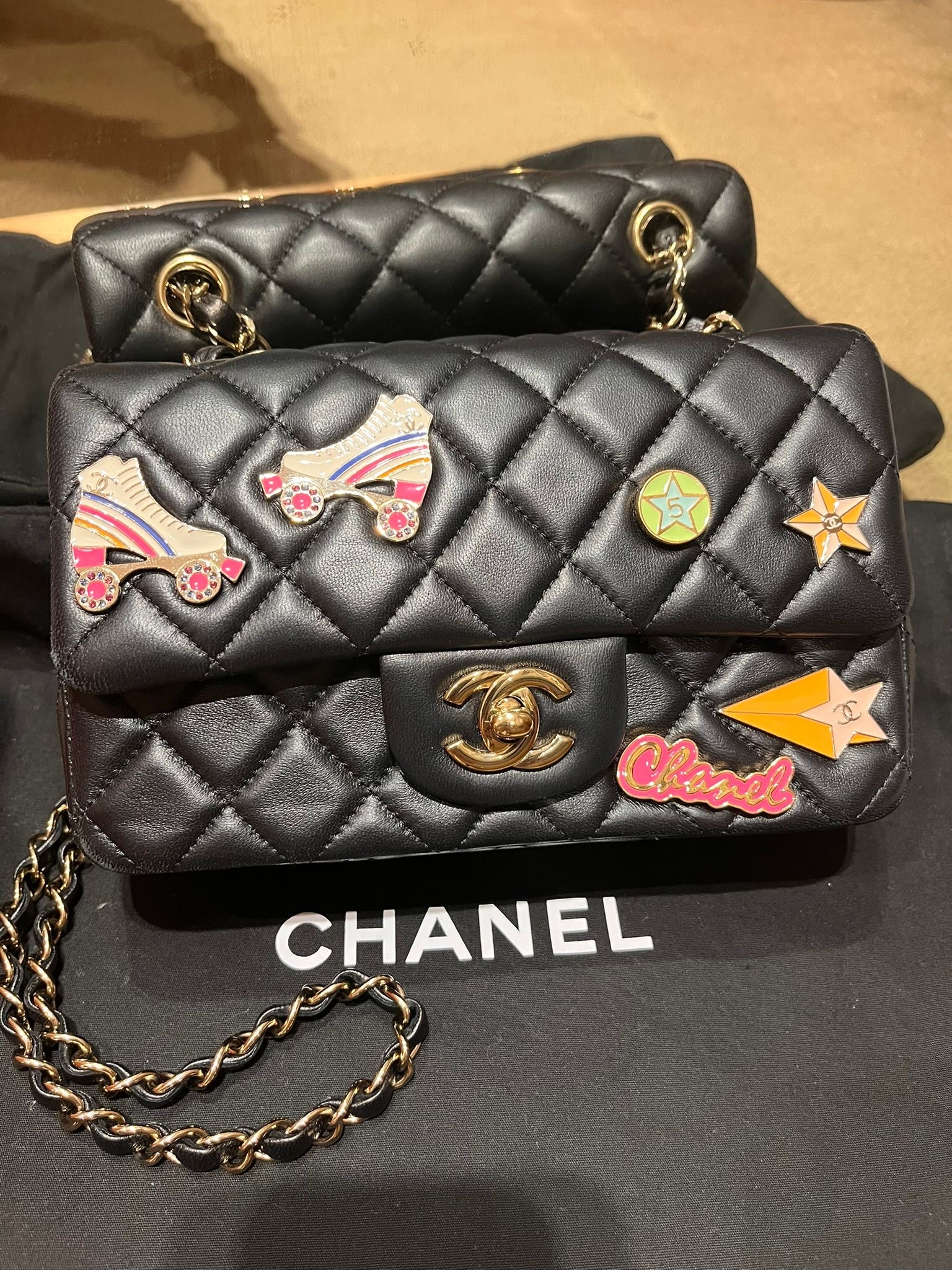 Chanel cf 徽章 黑色 （閒置品）