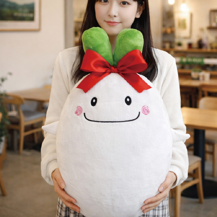 一名年輕女子在咖啡廳內雙手抱著巨大的白色笑臉蘿蔔玩偶