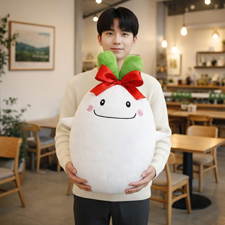 一名穿著米色毛衣的年輕男子在咖啡廳背景中，捧著一個帶有紅色蝴蝶結的大型白蘿蔔笑臉玩偶
