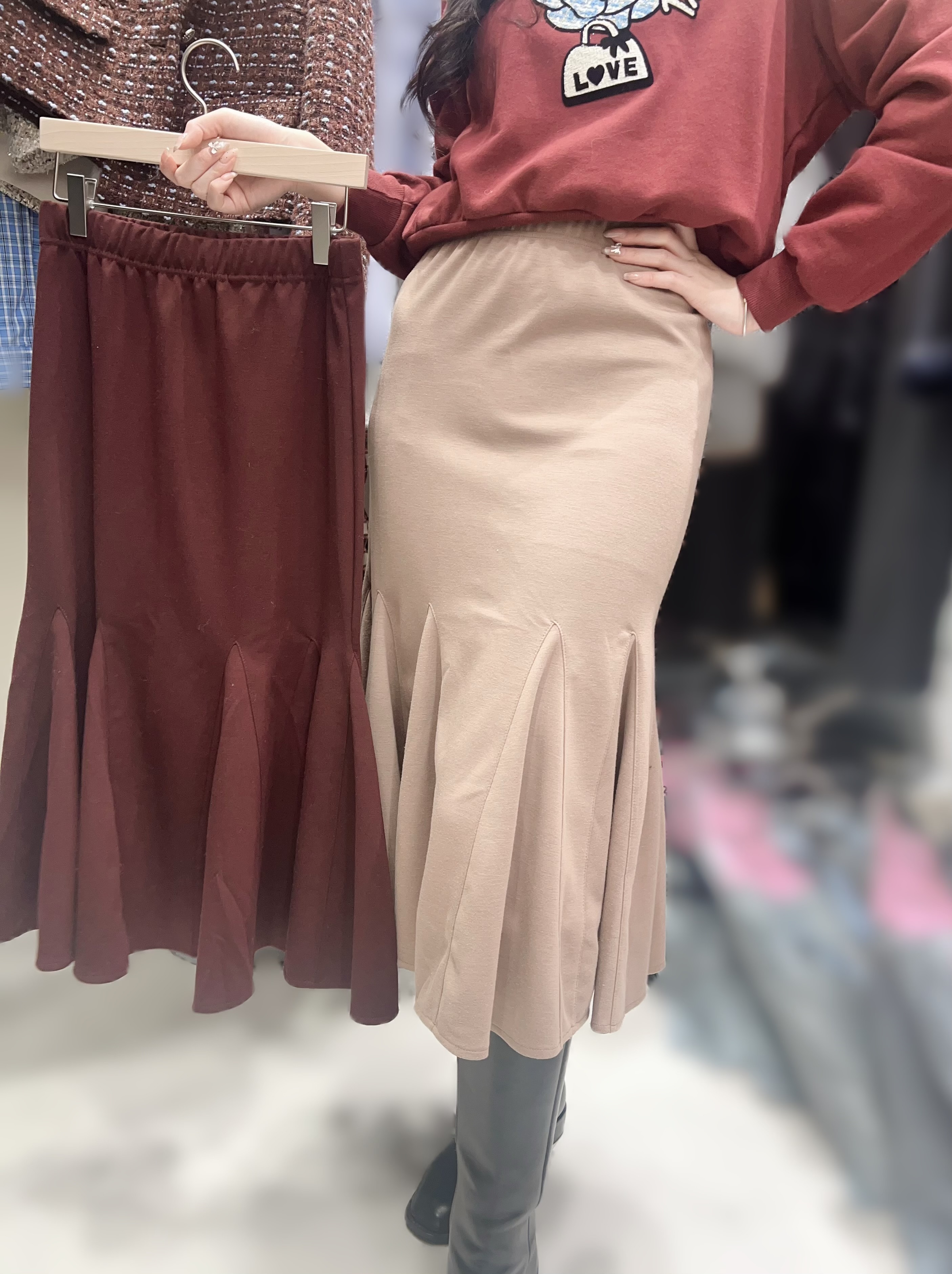 ME43  魚尾裙 腰26 -42    長 30 HIP  38    $399 (一口價)