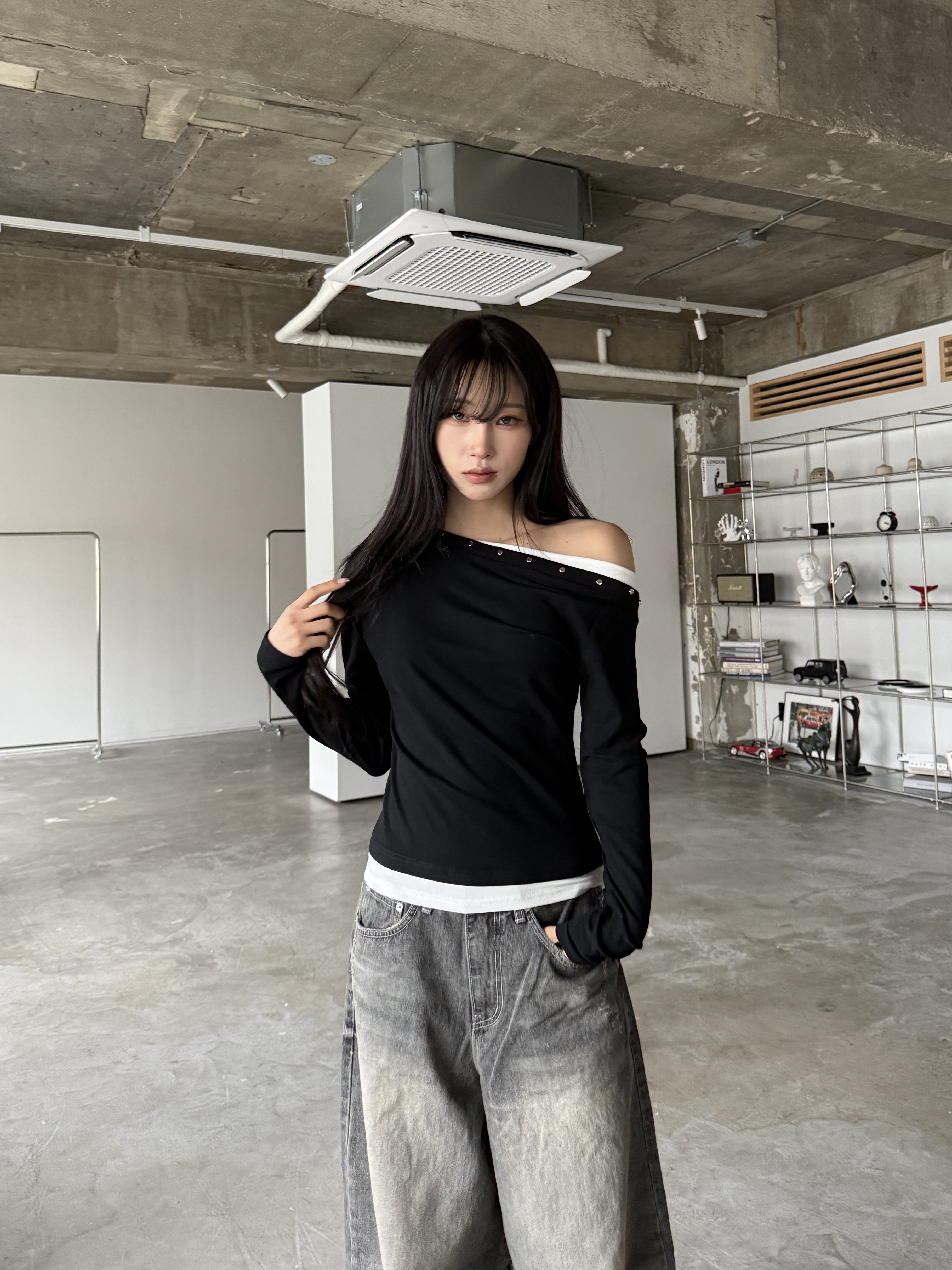 斜肩設計 卯釘層次長袖上衣