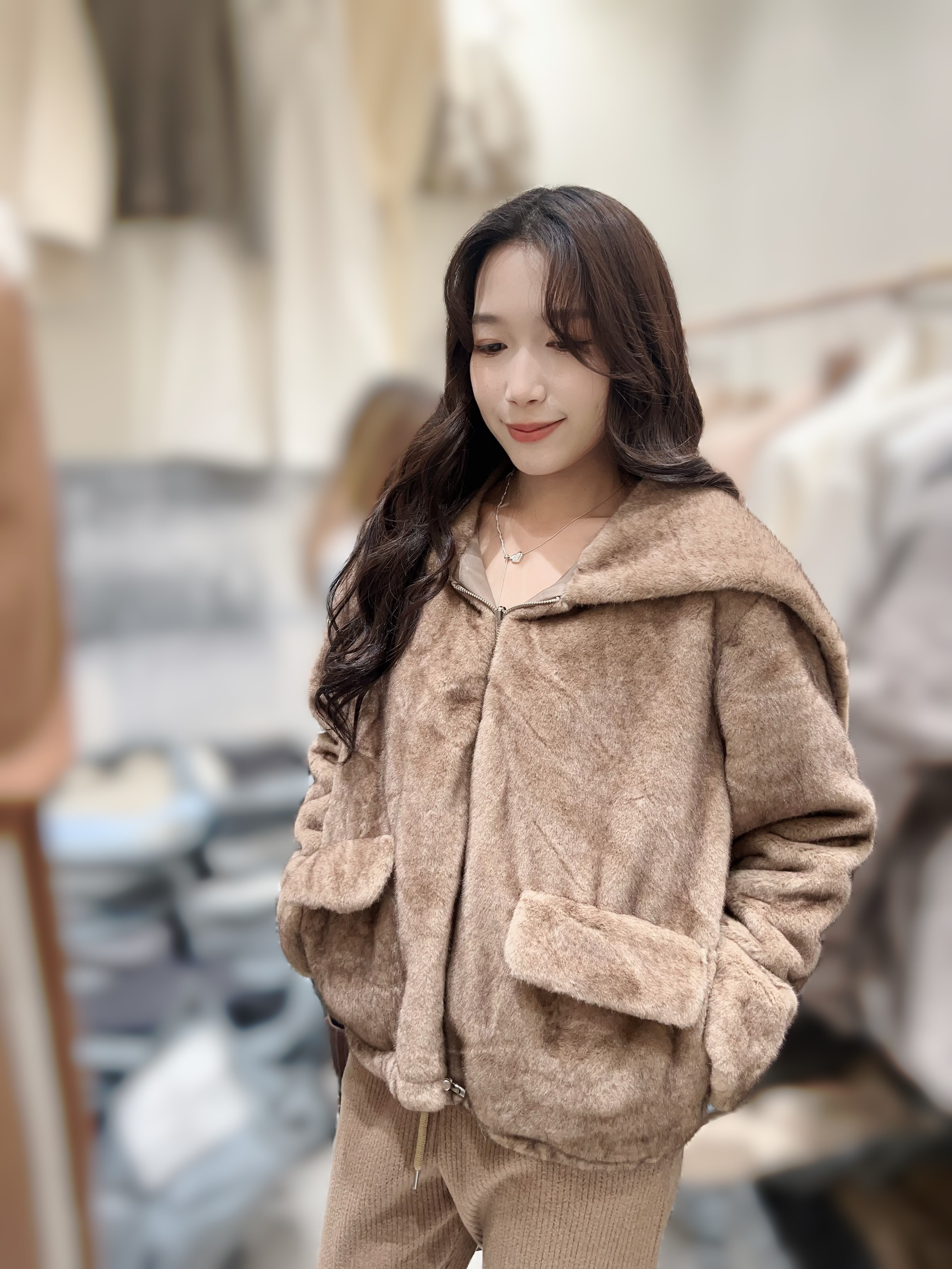 MK07   毛毛褸 胸 45長 23$999 (一口價)