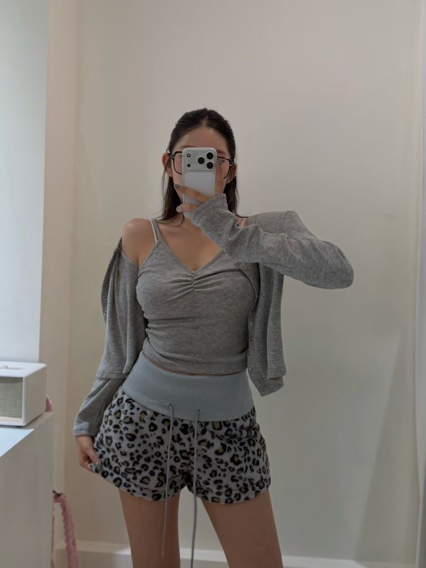 反摺抽繩豹紋毛毛短褲