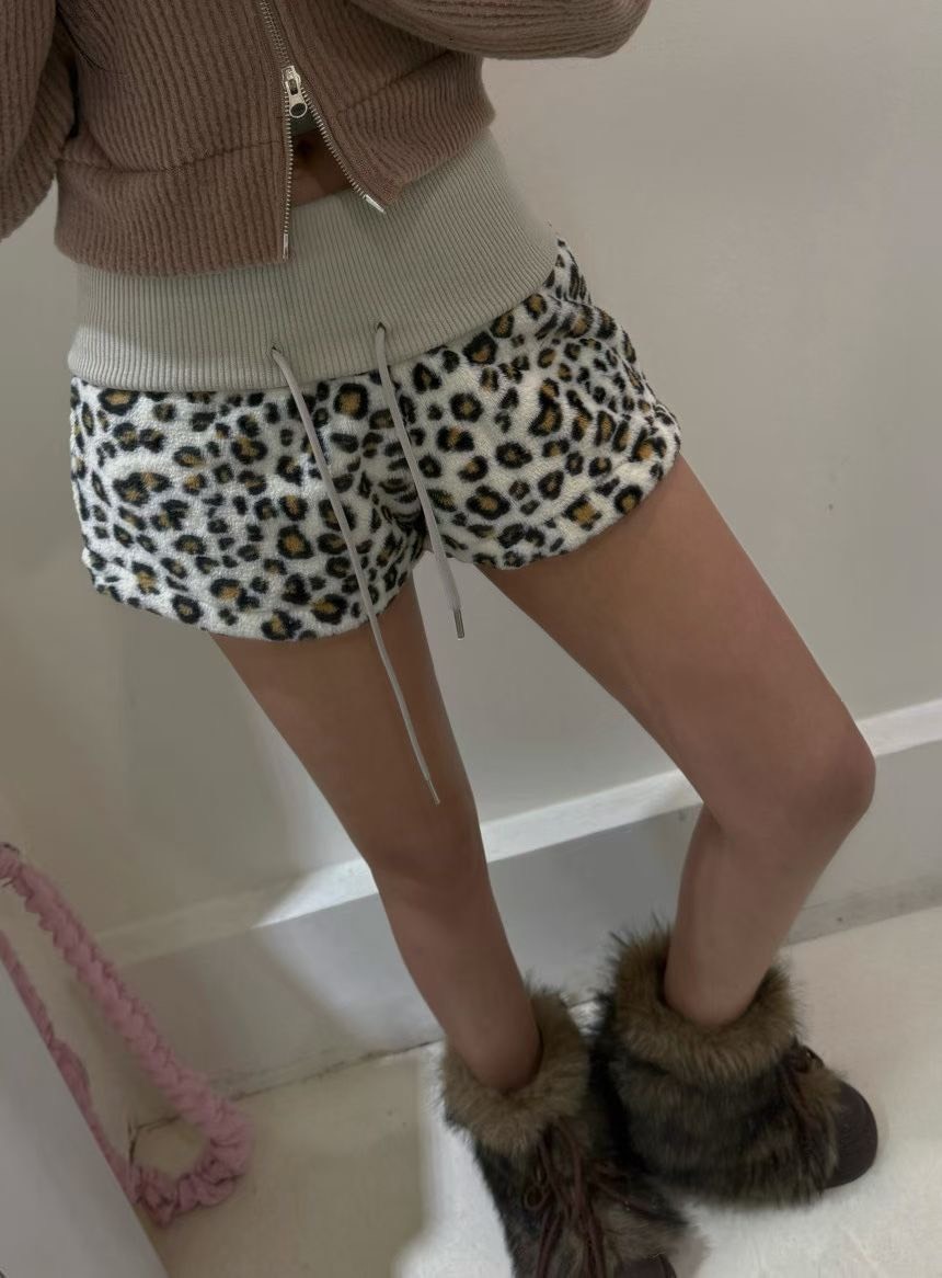 反摺抽繩豹紋毛毛短褲
