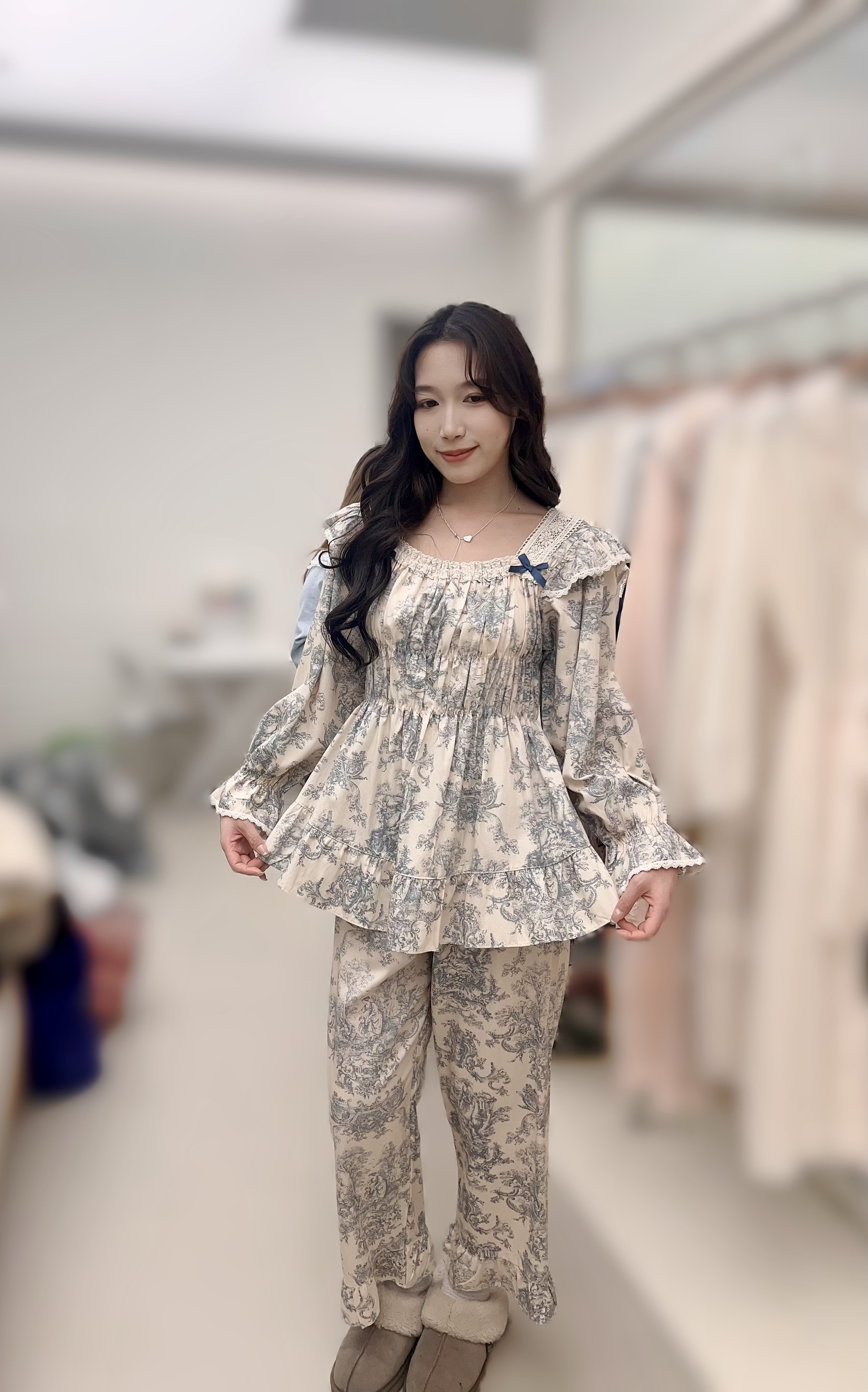 LZ09 胸 52 長 26  下身 26-44 長36 hip 48. $699 (一口價)