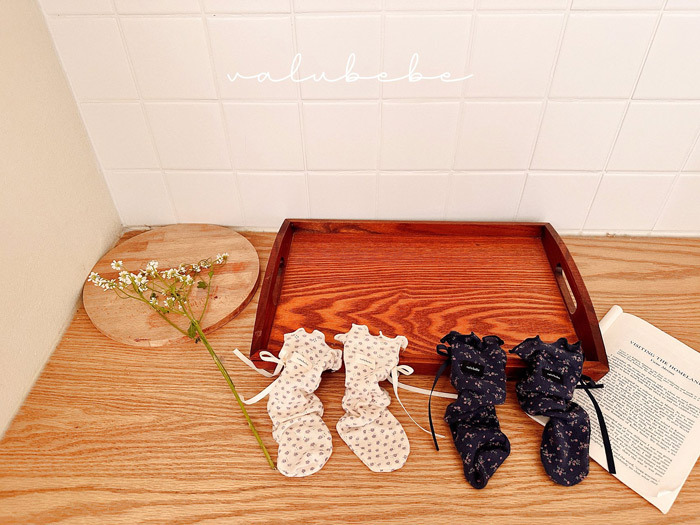 正韓春valu_bebe 兩色甜美碎花木耳襪