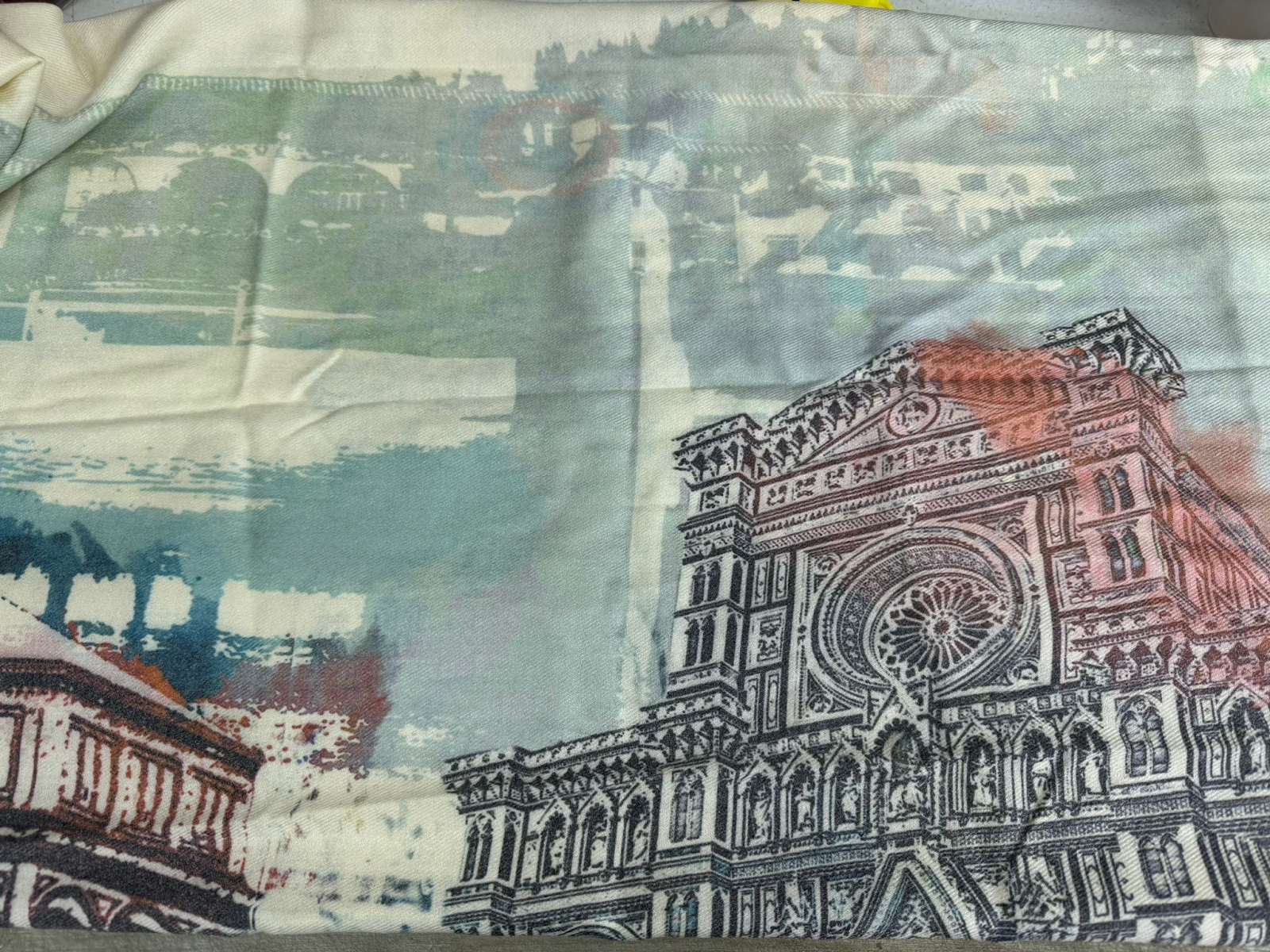 4G266 意大利製滿版圖案流蘇頸巾 建築物 190cm x 68cm